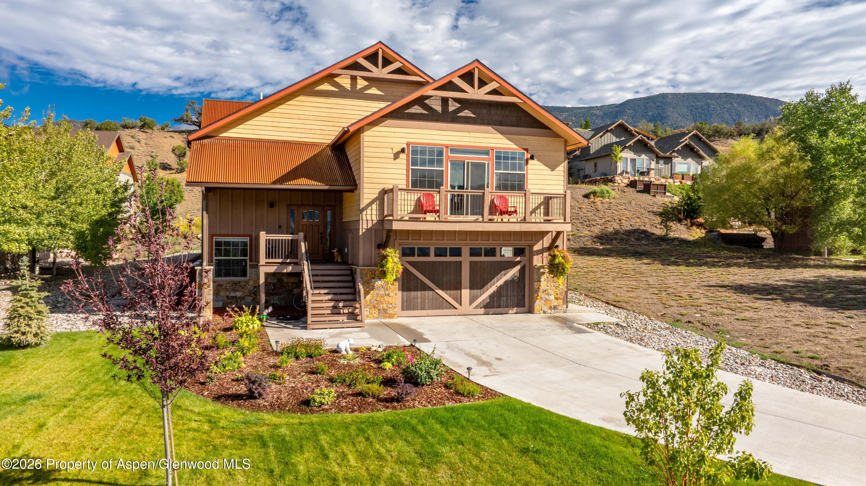 Peaceful Hilltop Retreat on the Golf Course
