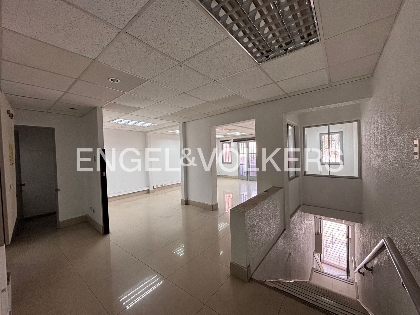 AMPLIO LOCAL COMERCIAL  EN PLENO 21 DE MAYO