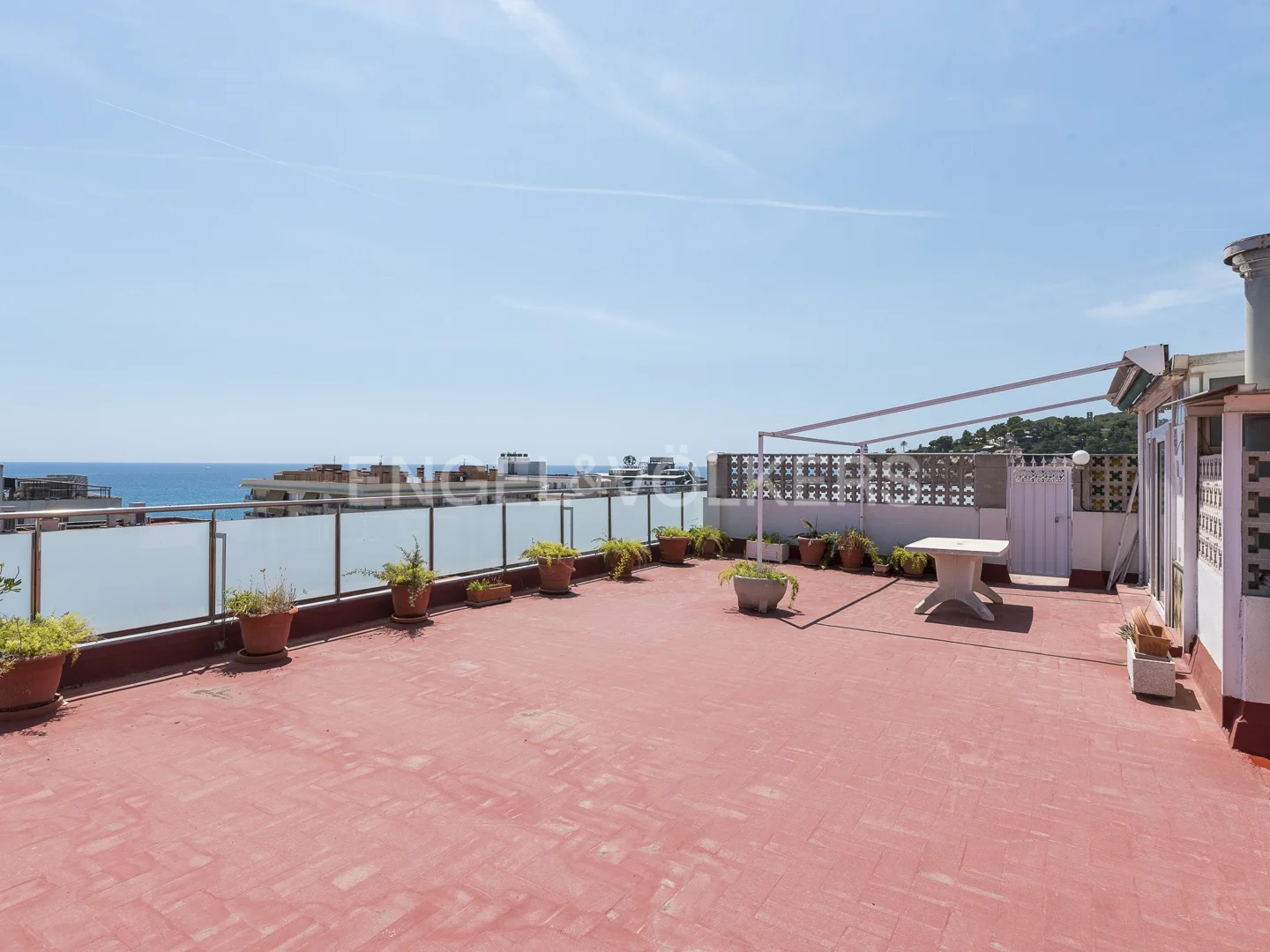 Penthouse with sea views and 140m2 terrace