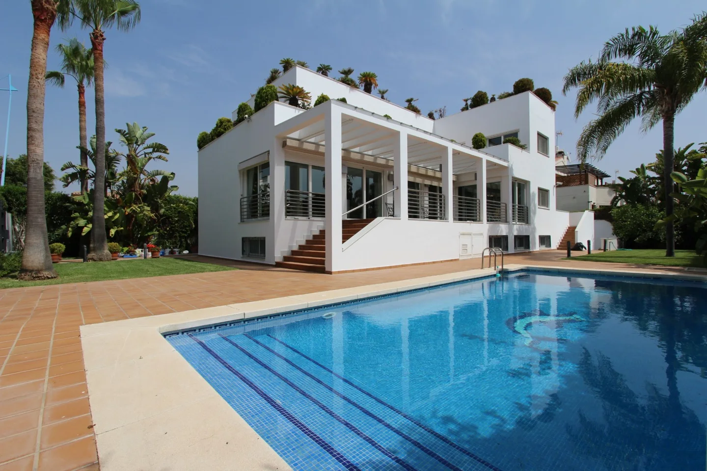 Villa contemporánea en San Pedro Beach junto a la playa, con vistas panorámicas.