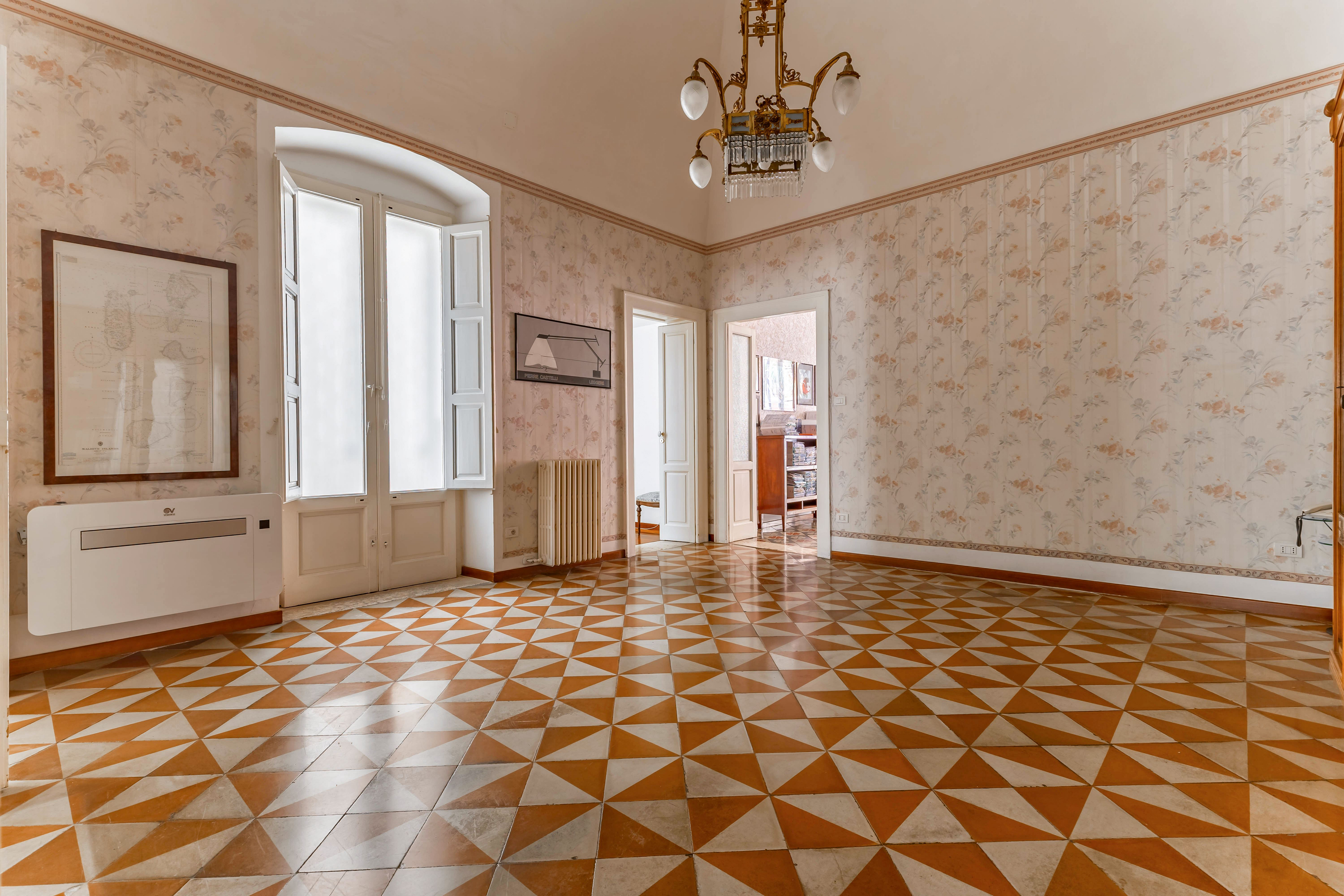 Spacious, elegant period apartment a short walk from the Murat district