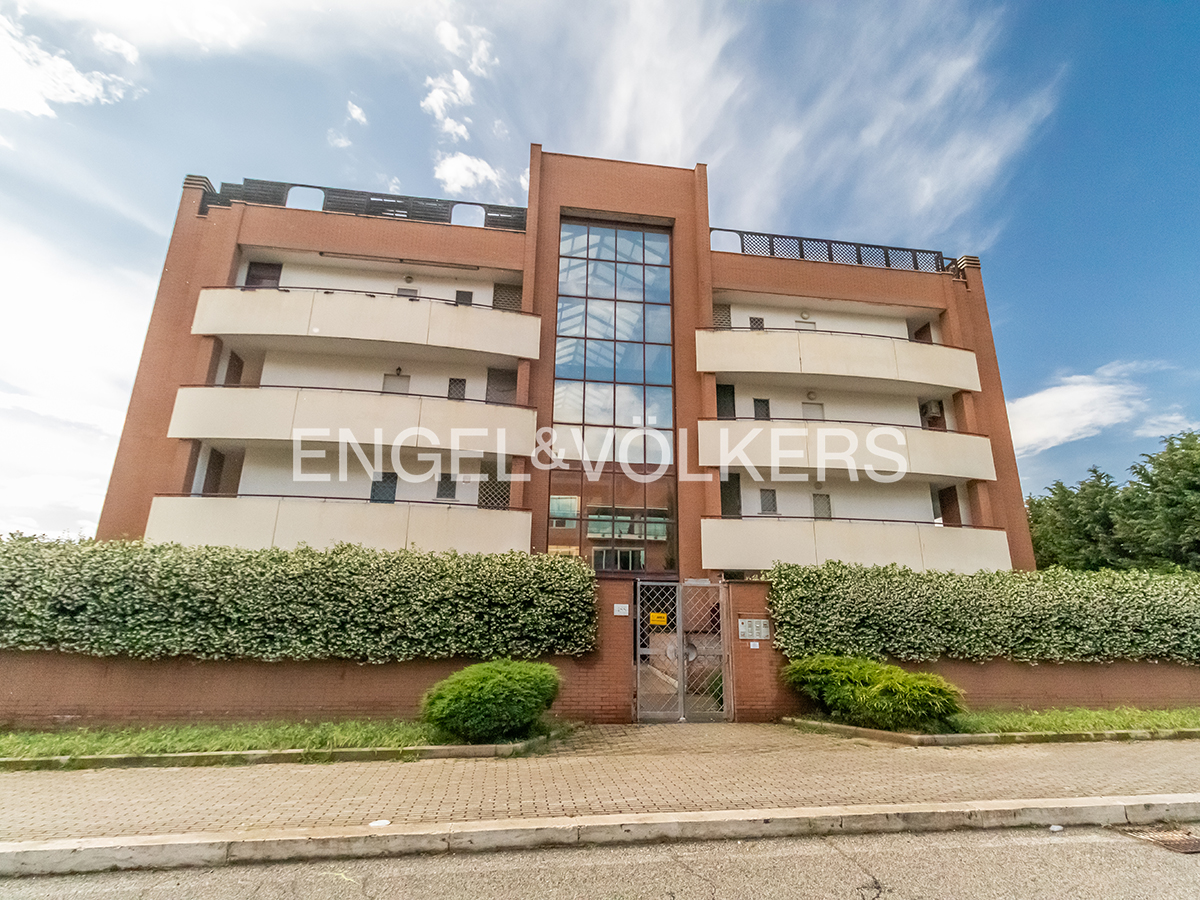 Bright three-room apartment with garage and cellar in the Tiburtina area