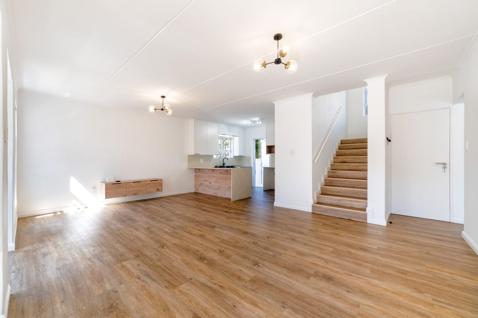 Contemporary 4 Bedroom Townhouse to Rent in Eagle Canyon Golf Estate