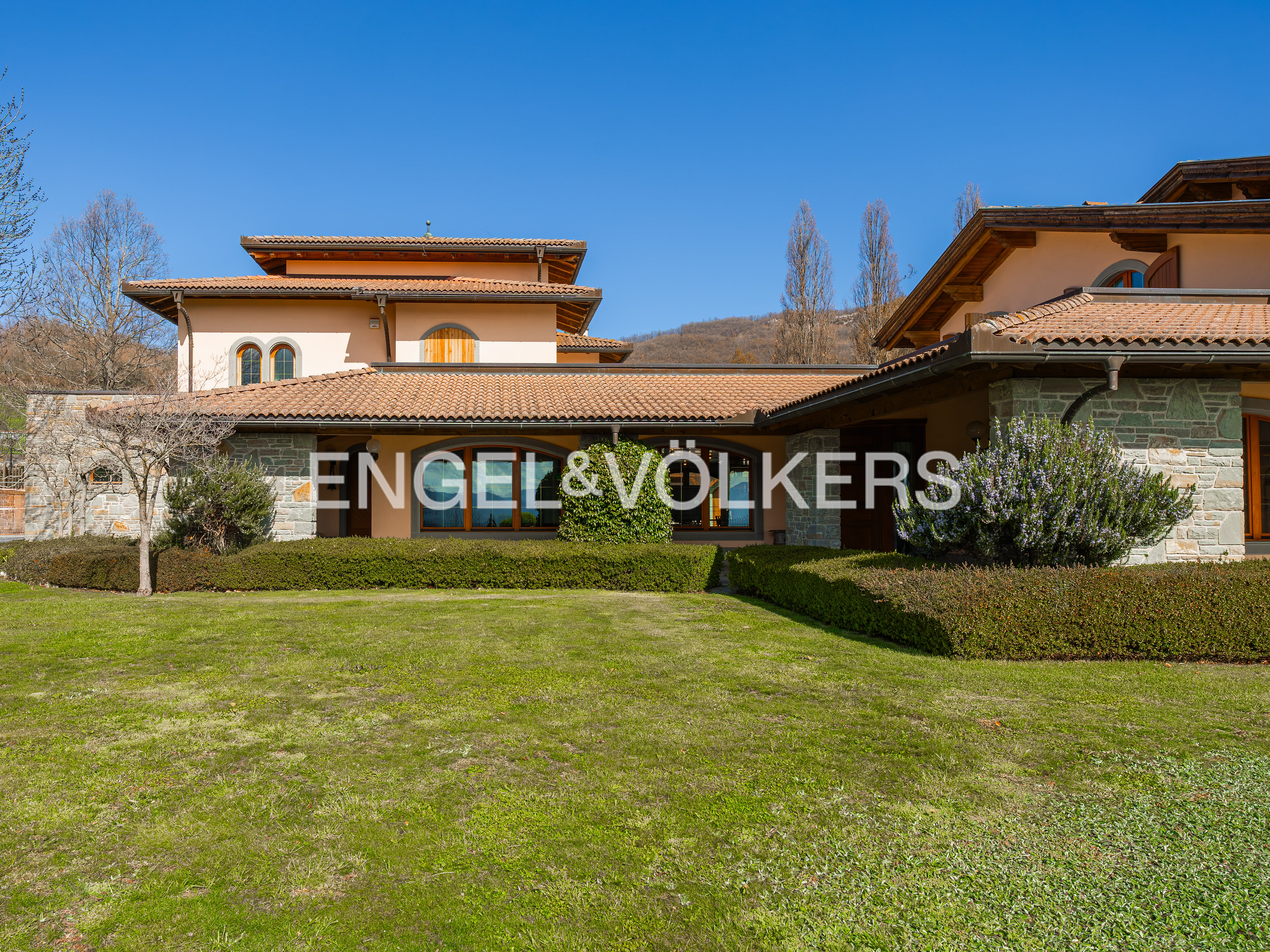 Prestigious residence with private park and exclusive recreation area