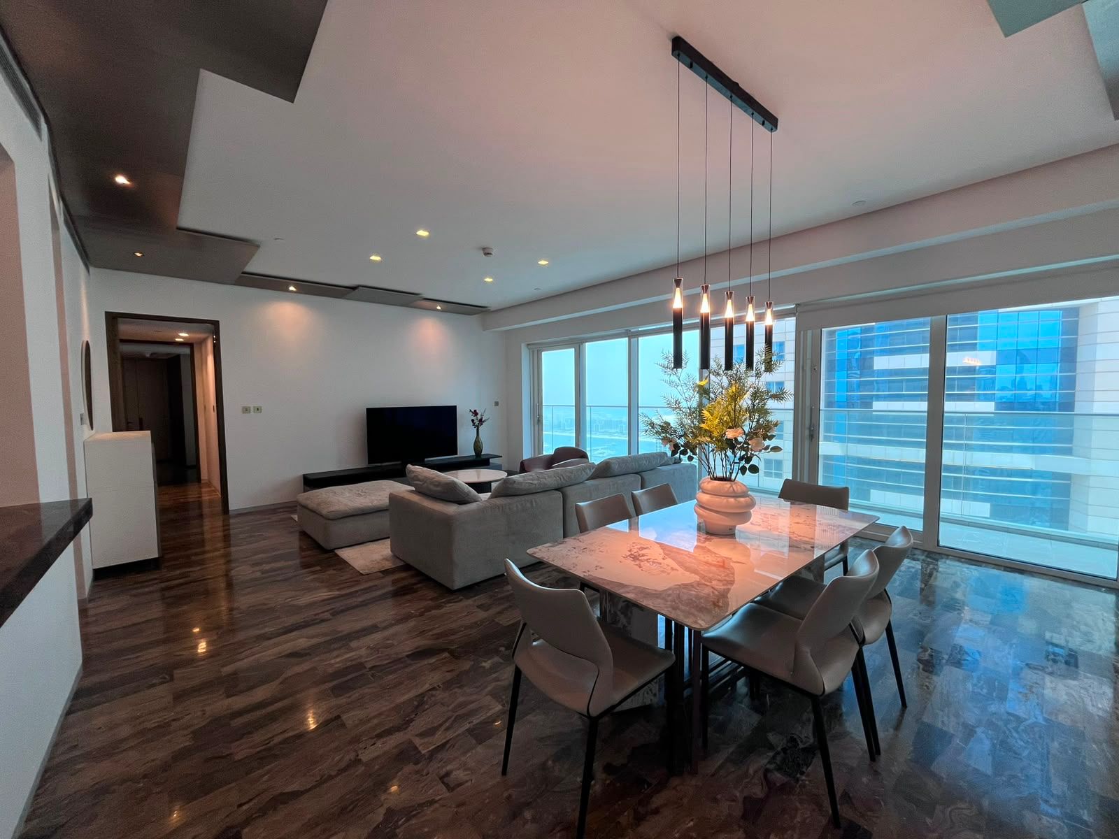 Unfurnished | Mid-floor | Partial sea-view