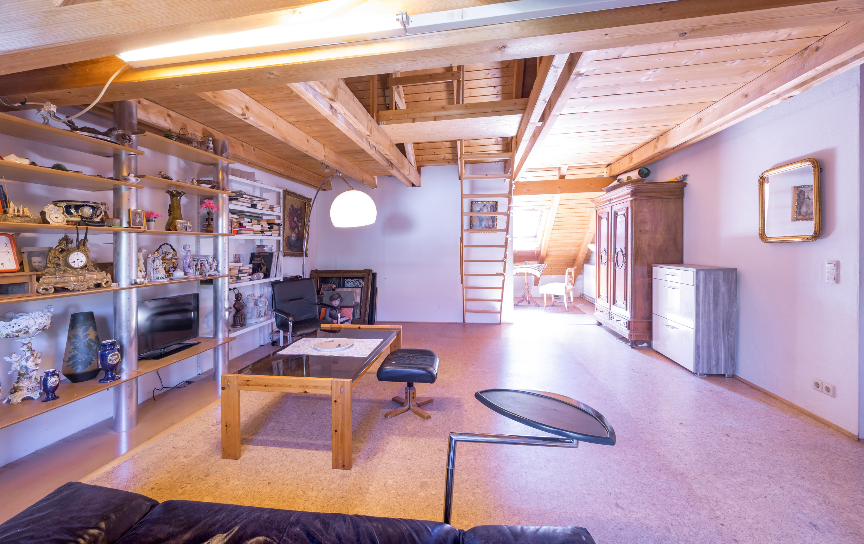 Großzügige 1-Zimmer-Dachgeschosswohnung mit ausgebautem Untergeschoss