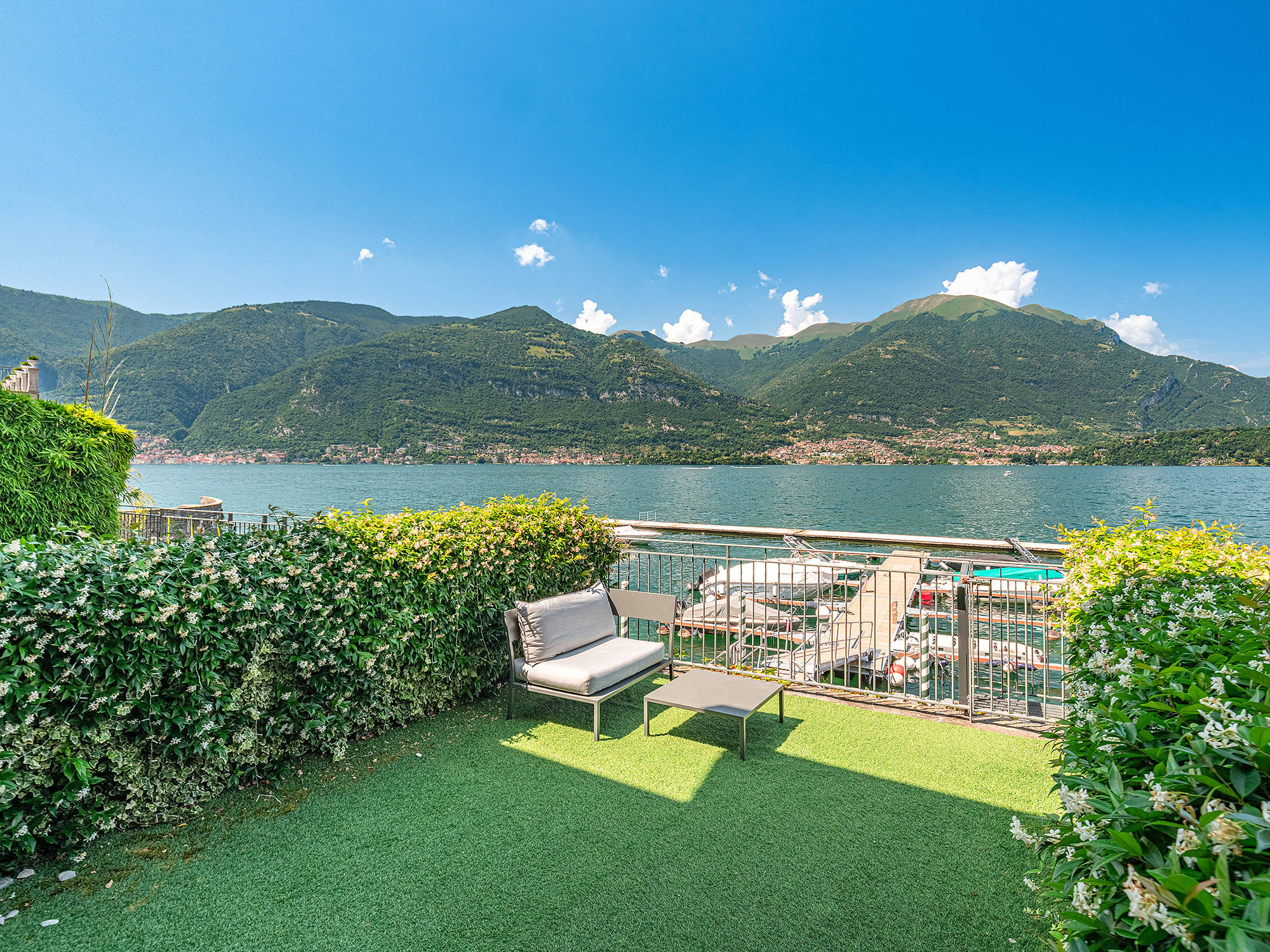 Villetta a schiera con vista lago e accesso diretto alla spiaggia privata