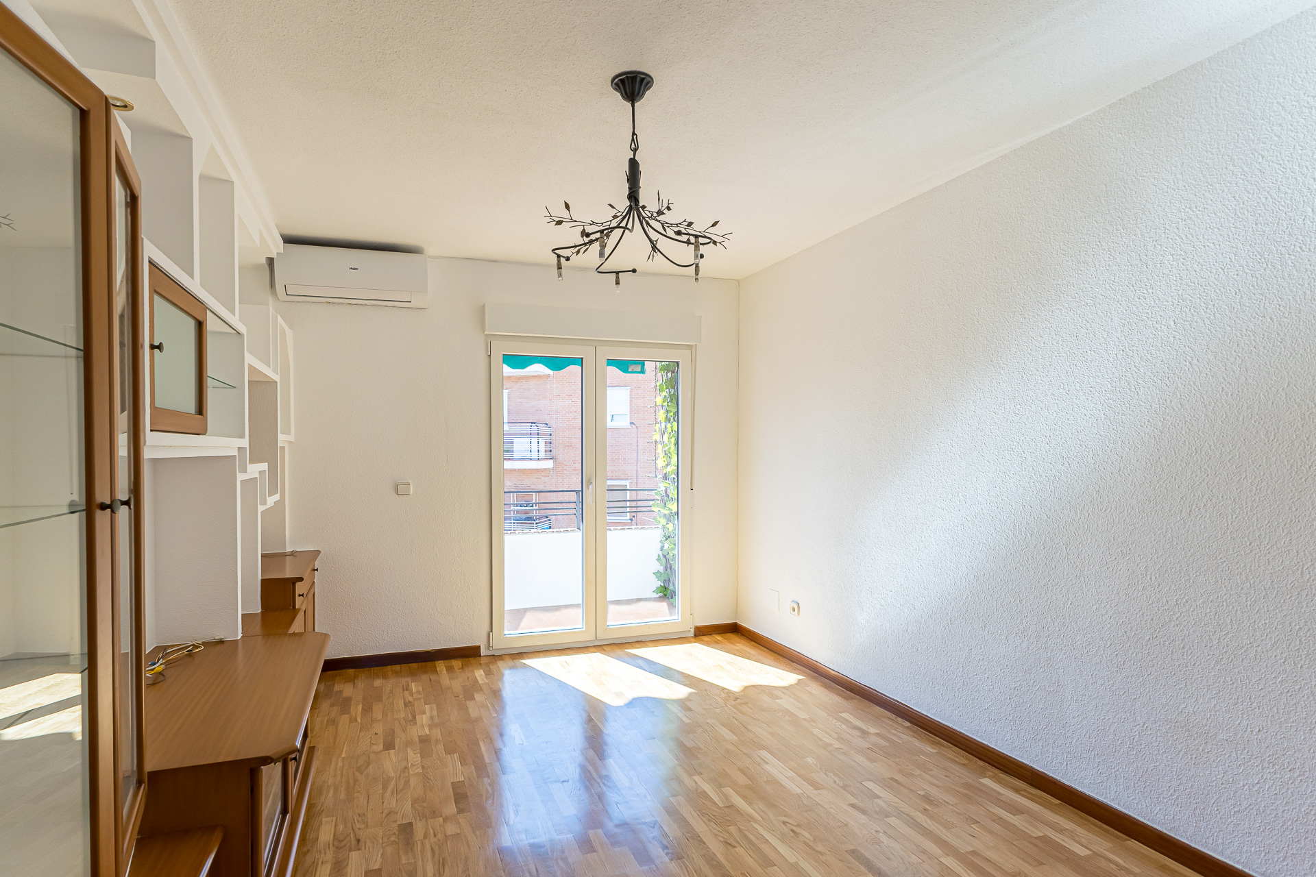 Descubre la vida urbana en Tetuán, Madrid: amplio apartamento de 3 dormitorios con terraza privada y excelente conexión con el centro y Castellana.