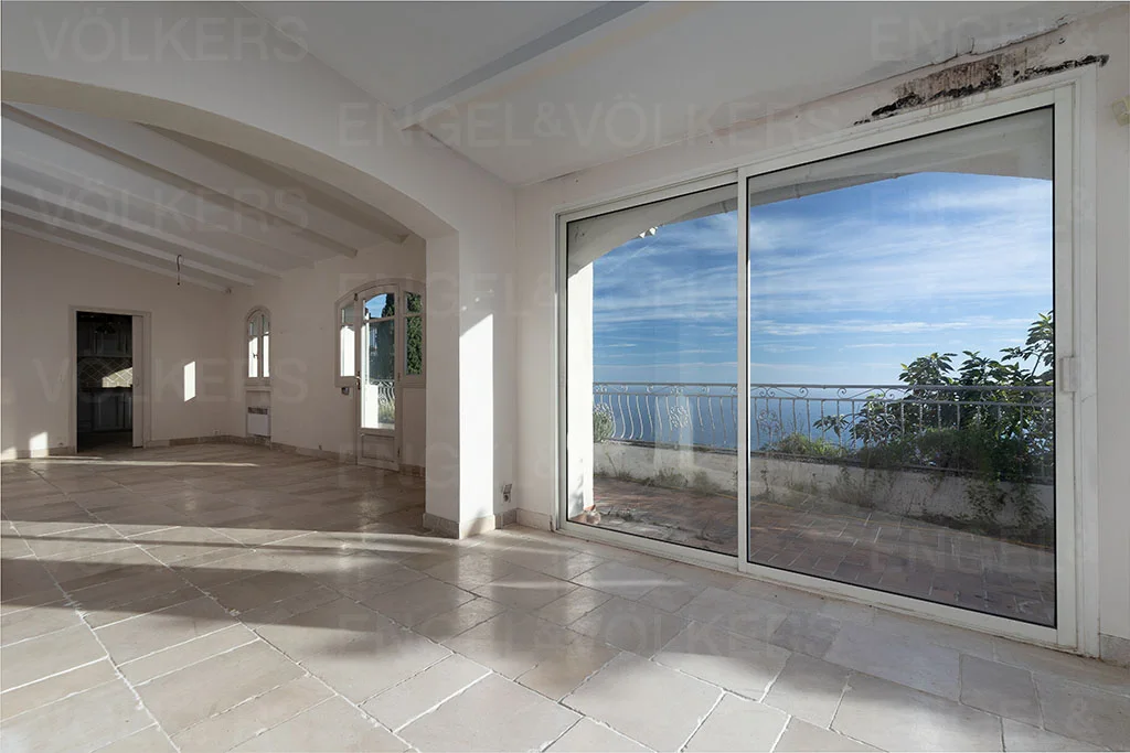 Villa to renovate with panoramic sea views