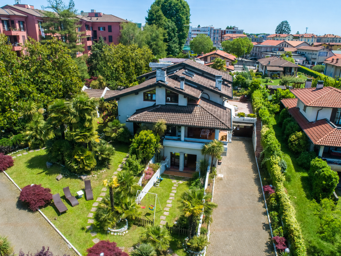 Exclusive villa with generous space and a designer garden