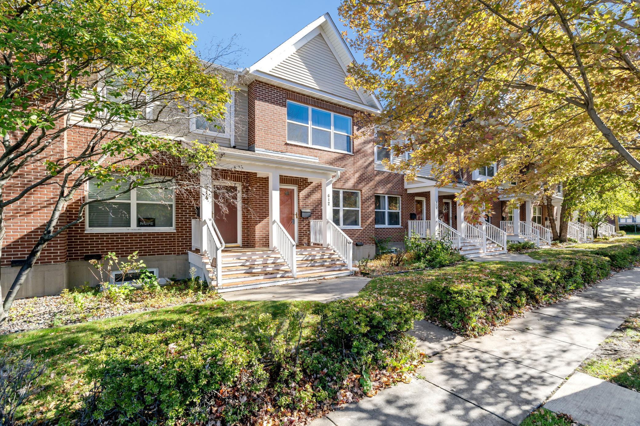 Urban 3-Level: Two Full Baths & Private Patio