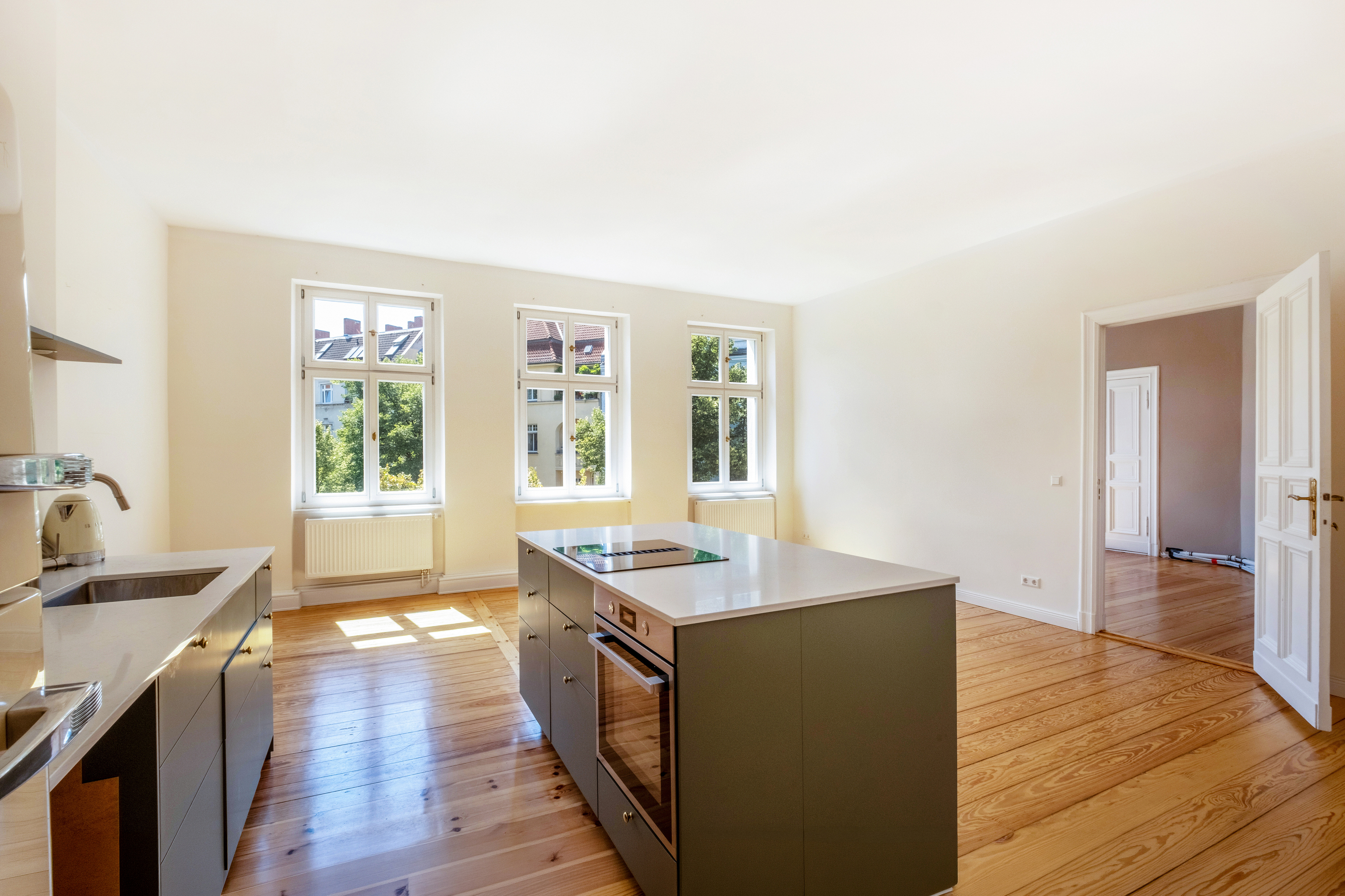 Renovated period apartment with southwest-facing loggia and green views