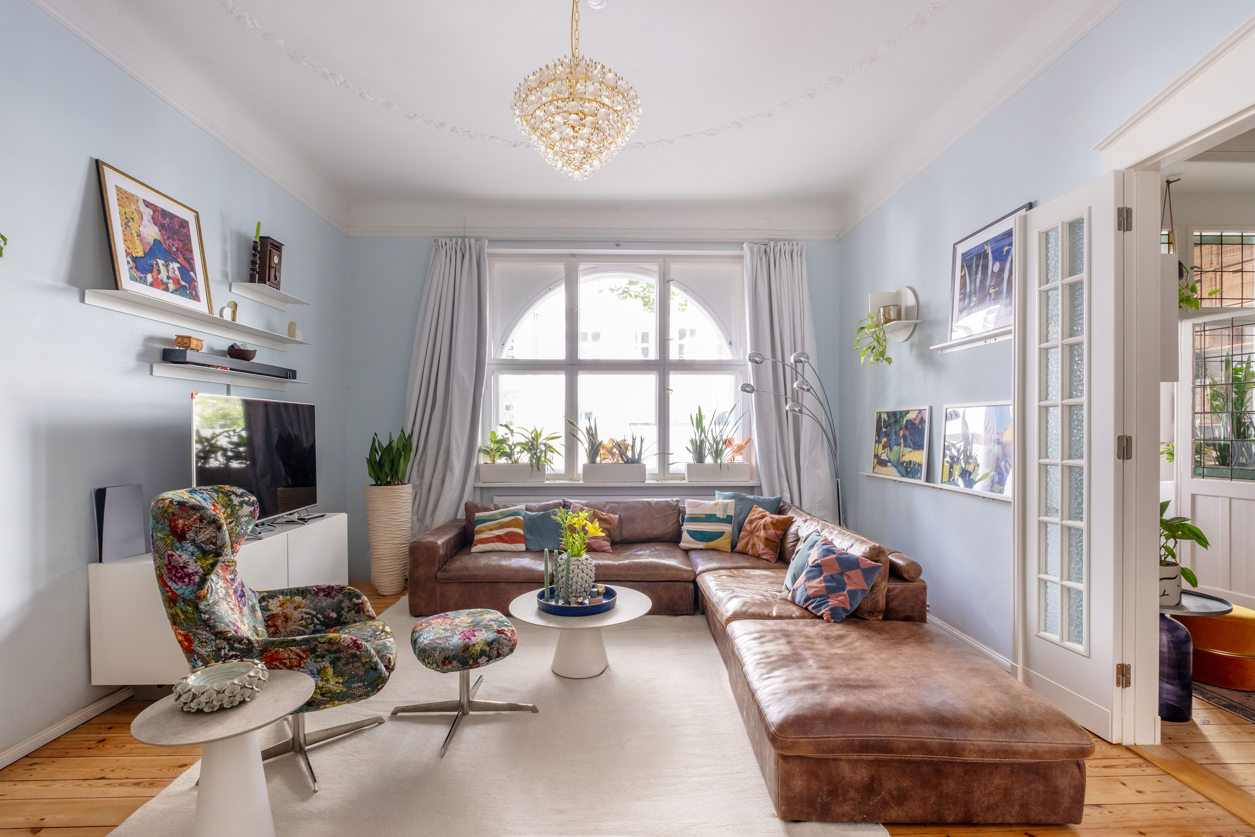 High-quality renovated period apartment with a large garden in Richardkiez