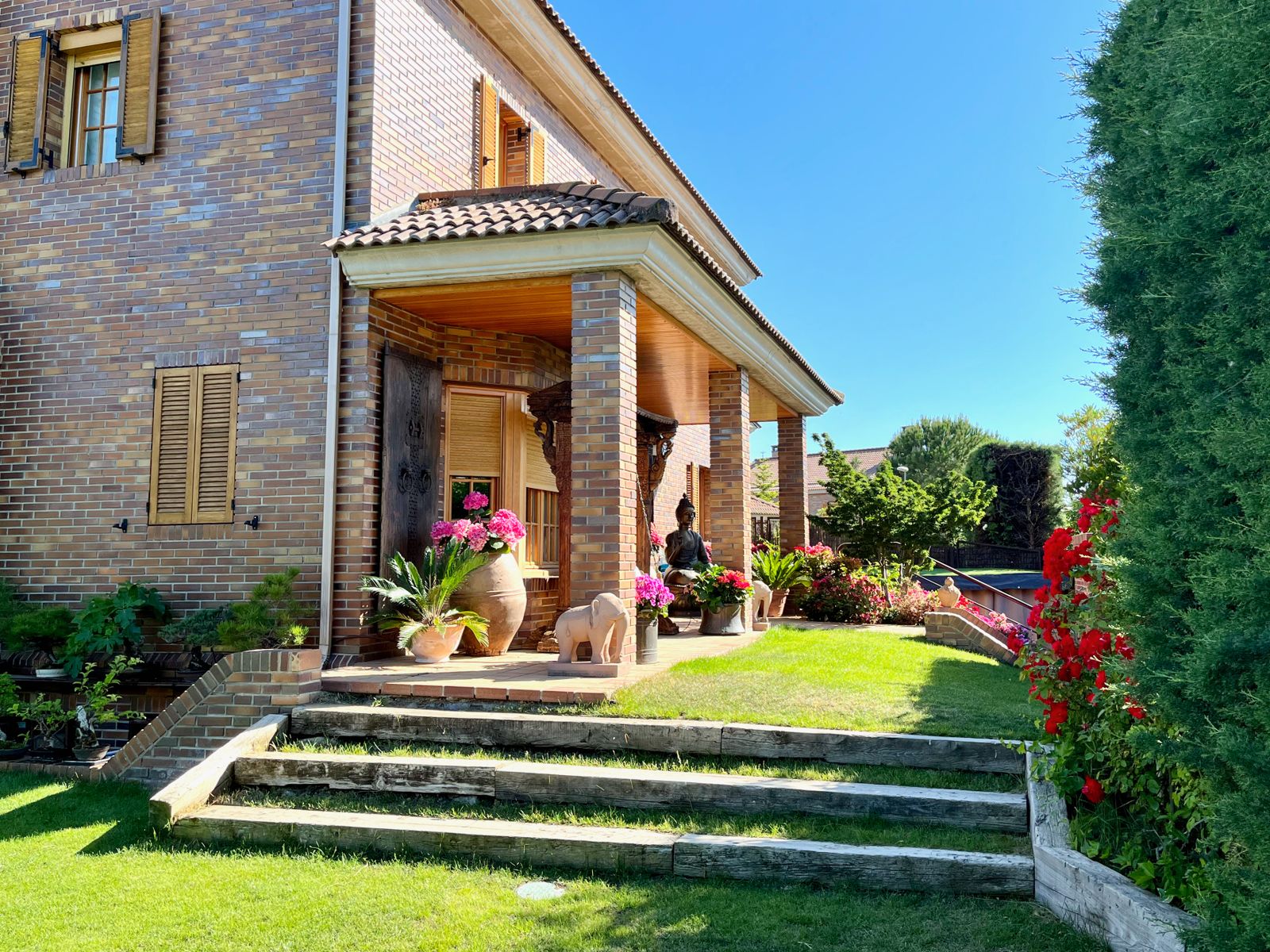 Exclusive unfurnished Levitt villa with pool and private garden in Alto Lazarejo, Las Rozas