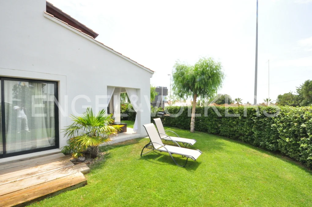 Townhouse with garden facing the sea in La Llosa. Cambrils