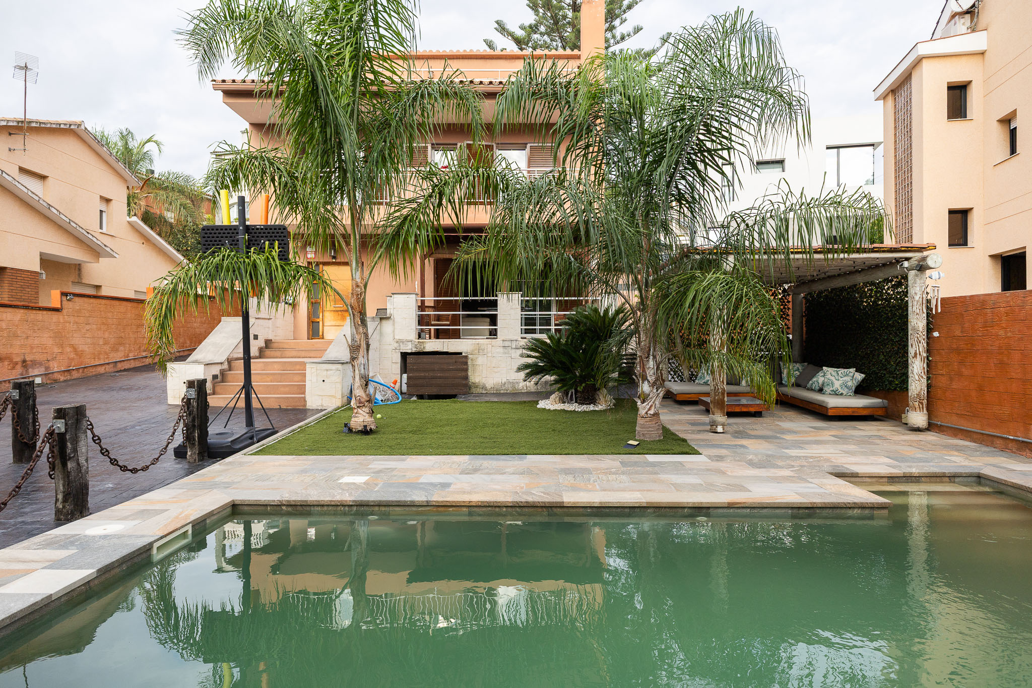 Elegant house with garden and attic in Tiana: spaciousness, marble, and refined comfort just 20 minutes from Barcelona
