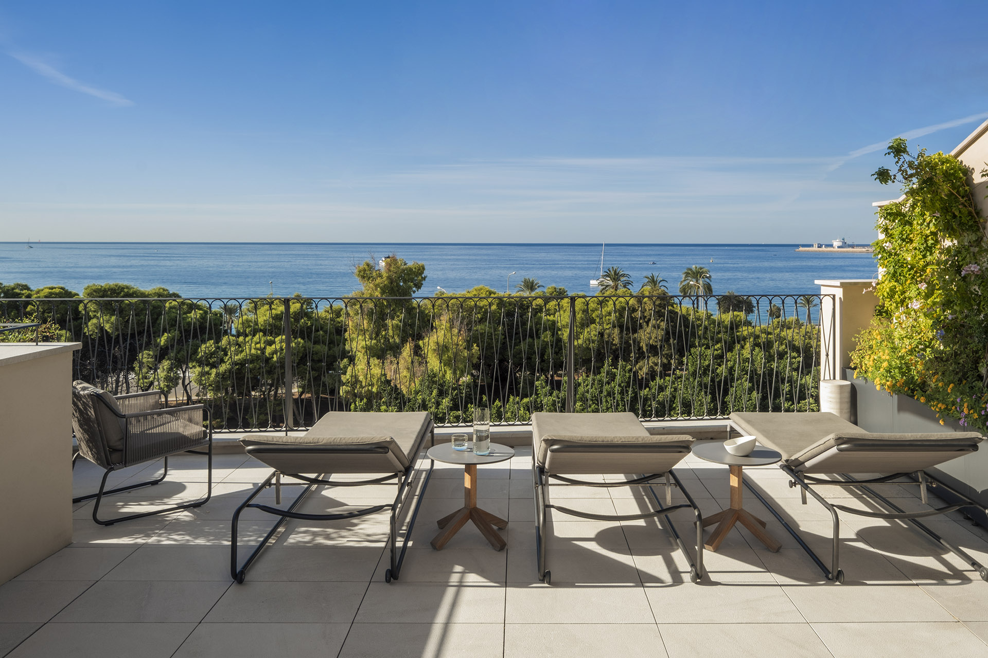 Unique, luxurious seafront villa in Calatrava