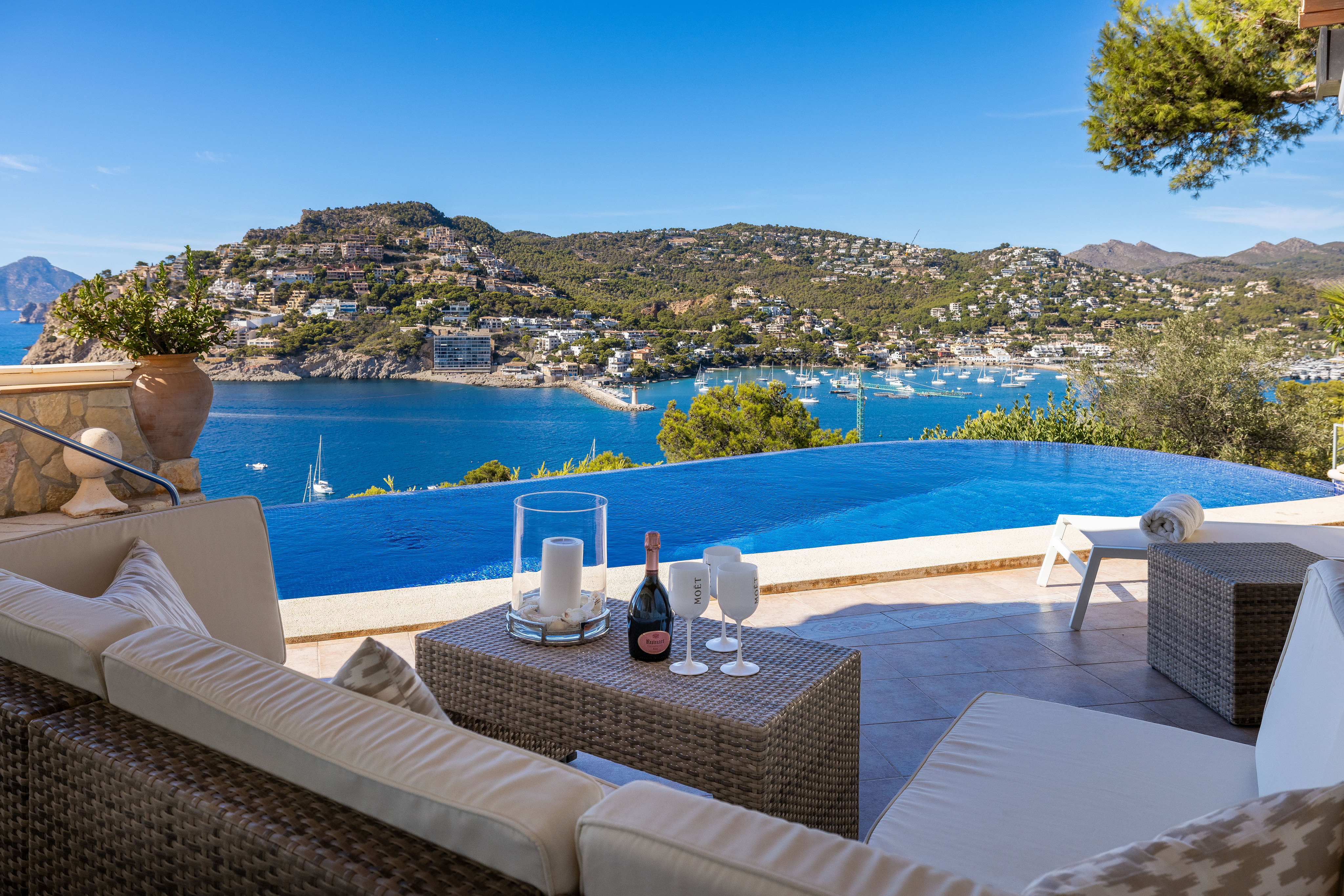 Villa with spectacular views of the sea and the harbour in a prime location