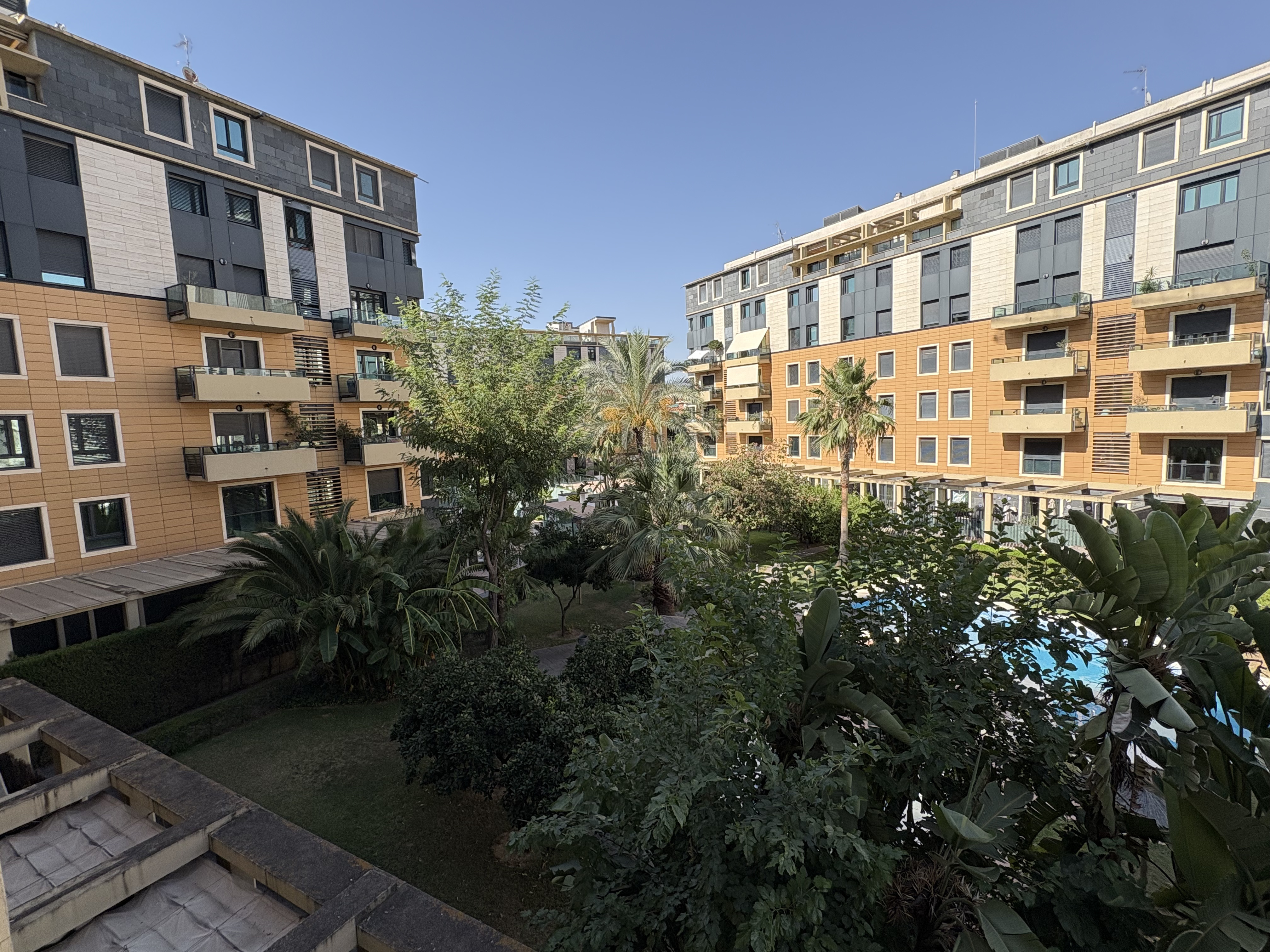 Exclusive 4-bedroom family apartment in Palmera Parque