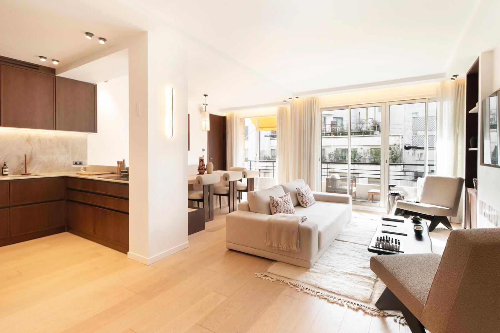 Elegant dual-aspect apartment on a high floor – Air conditioning and outdoor space