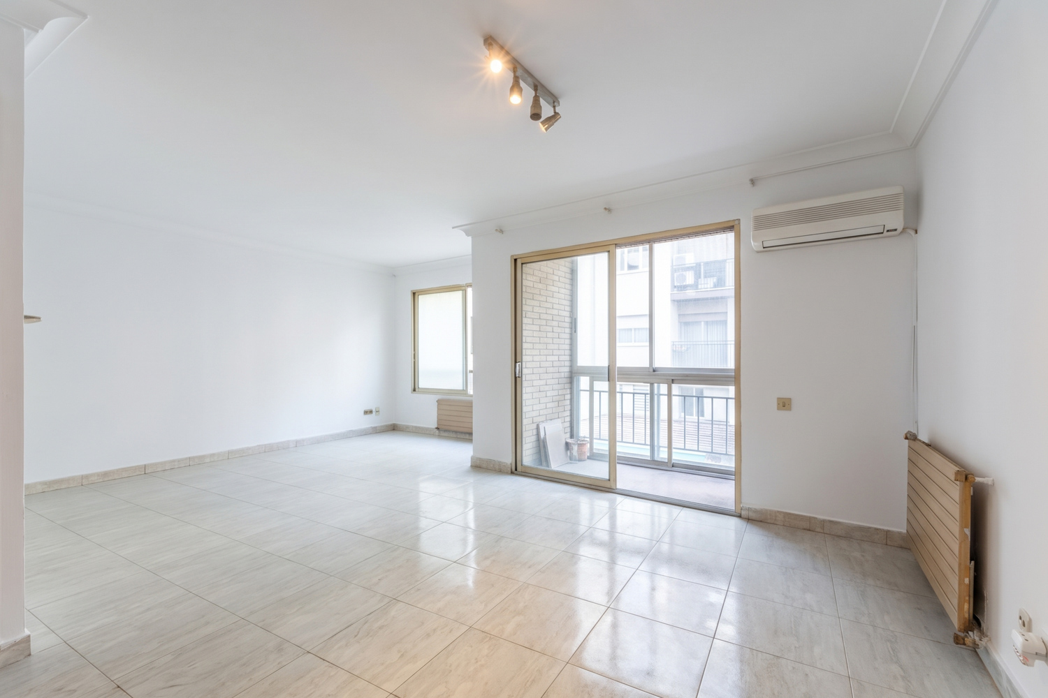 Home in the heart of Valencia, to renovate, with garage