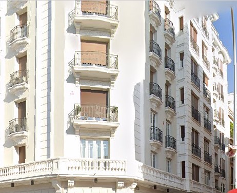 Magnificent home with 4 balconies and a luxury renovation in a classic Justicia building.