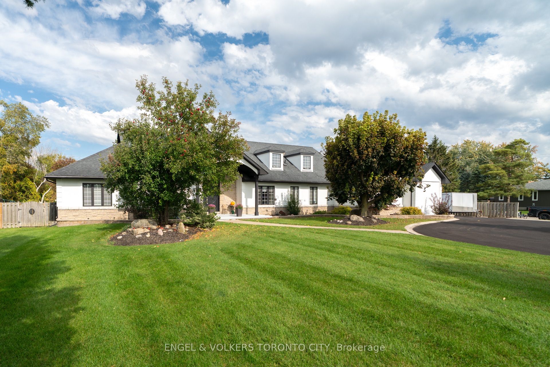 Stunning Custom-Built Executive Bungalow Set