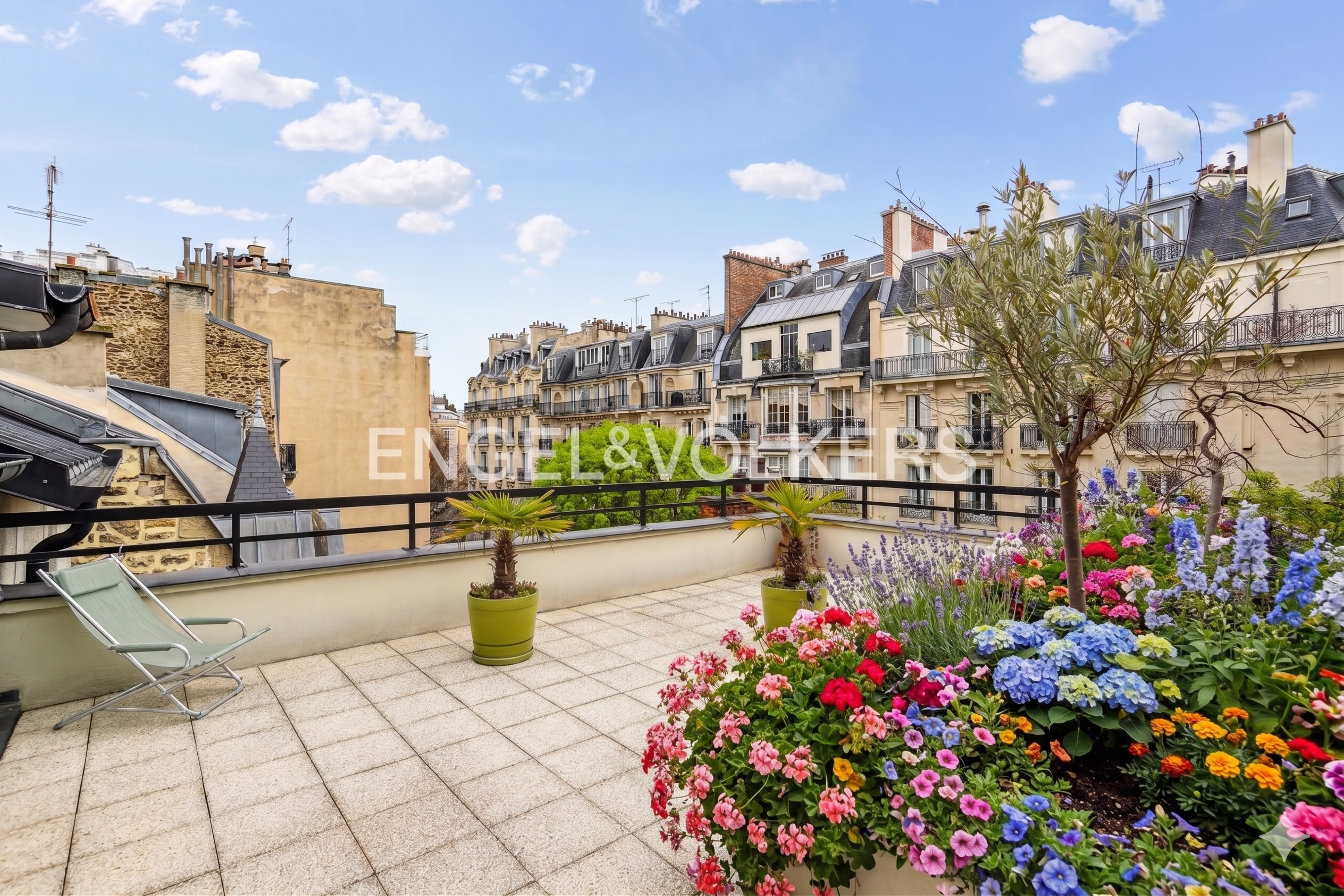 Paris 16th - Passy - Artist's studio with 33 m2 terrace