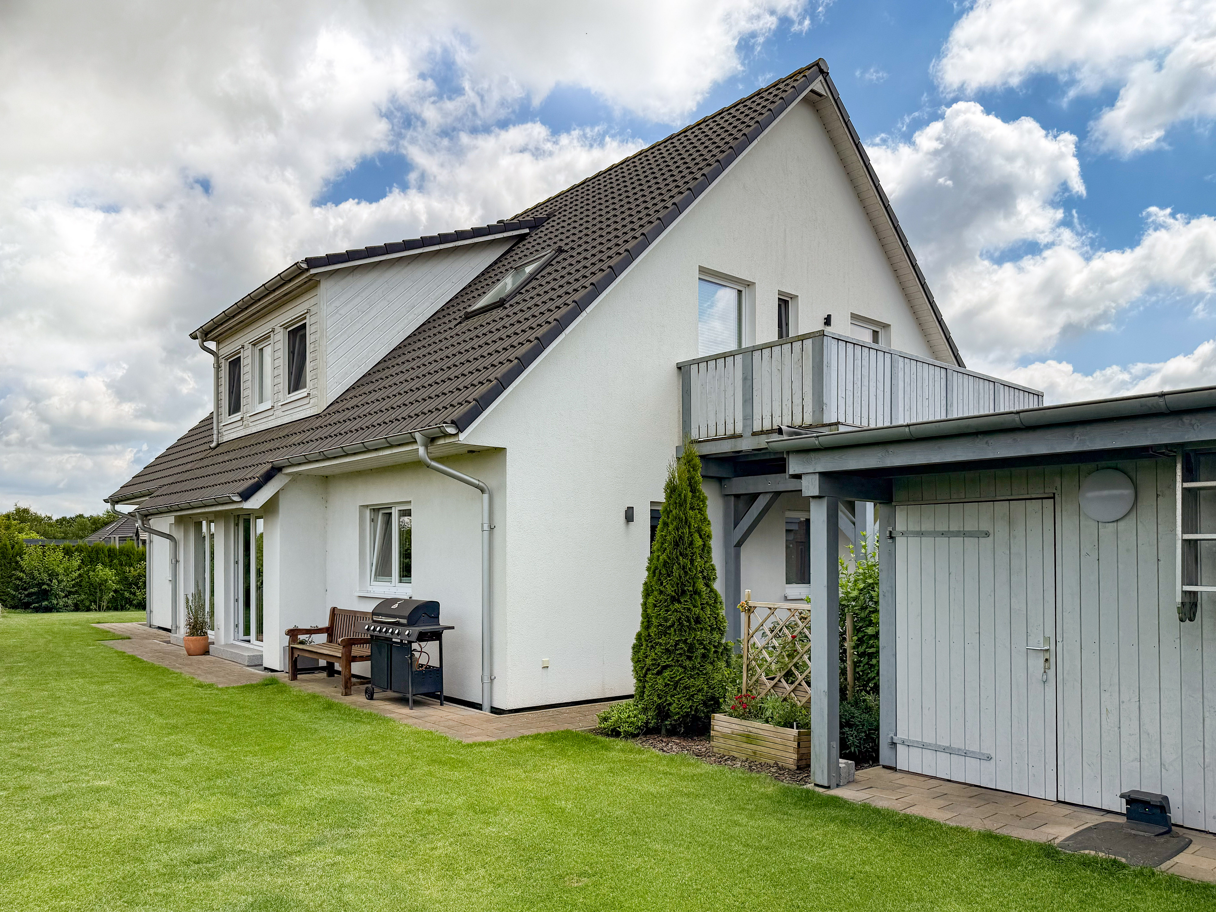 Modern & Energieeffizient | A+ Zweifamilienhaus | KfW 55 | Ruhige Feldrandlage | Ebenerdig Wohnen plus Rendite