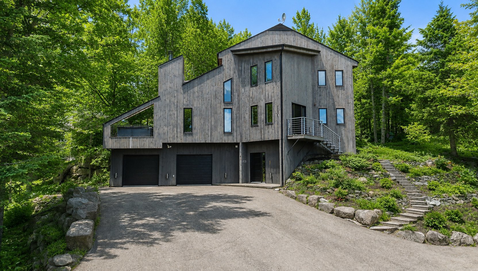 Skylights, High Ceilings & Stunning Montains Views