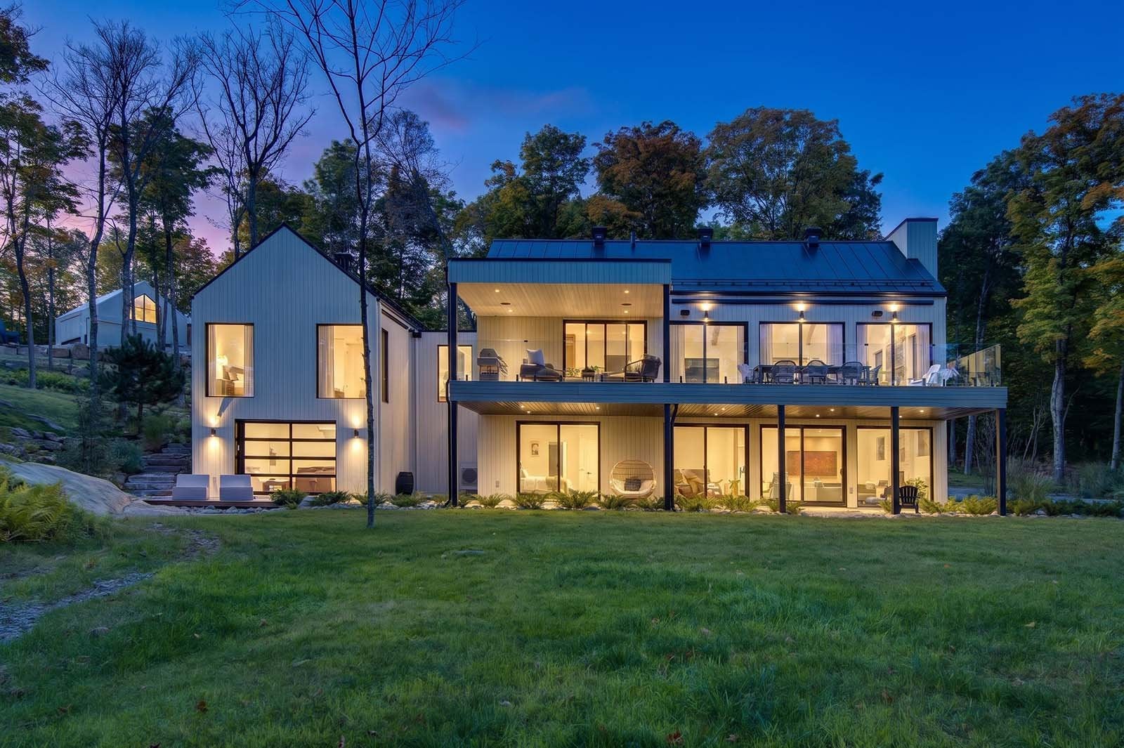 Sunlit Scandinavian design in a luxury 4-bed retreat.