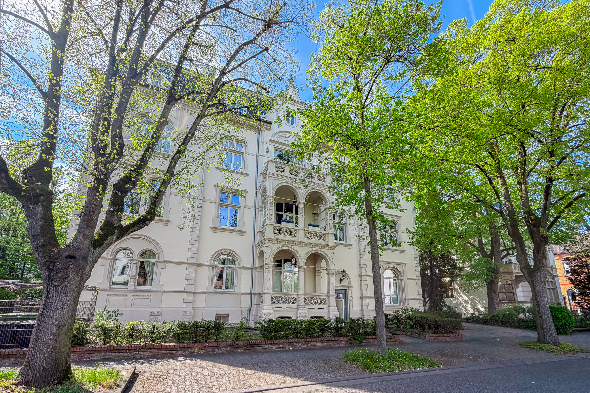 Moderne Wohnung in exklusiver Altbauvilla mit zwei separaten Wohneinheiten und idyllischem Gartenparadies