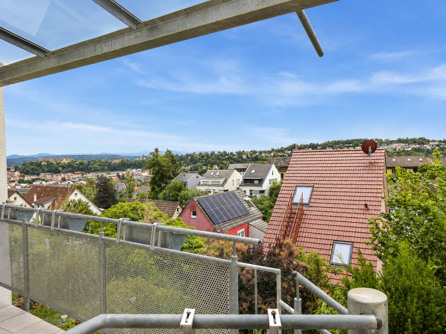 Schickes und gepflegtes RMH zur Miete • Geniale Aussicht, Gärtchen, großzügige Zimmer, EBK, Carport und sofort verfügbar - Photo 5