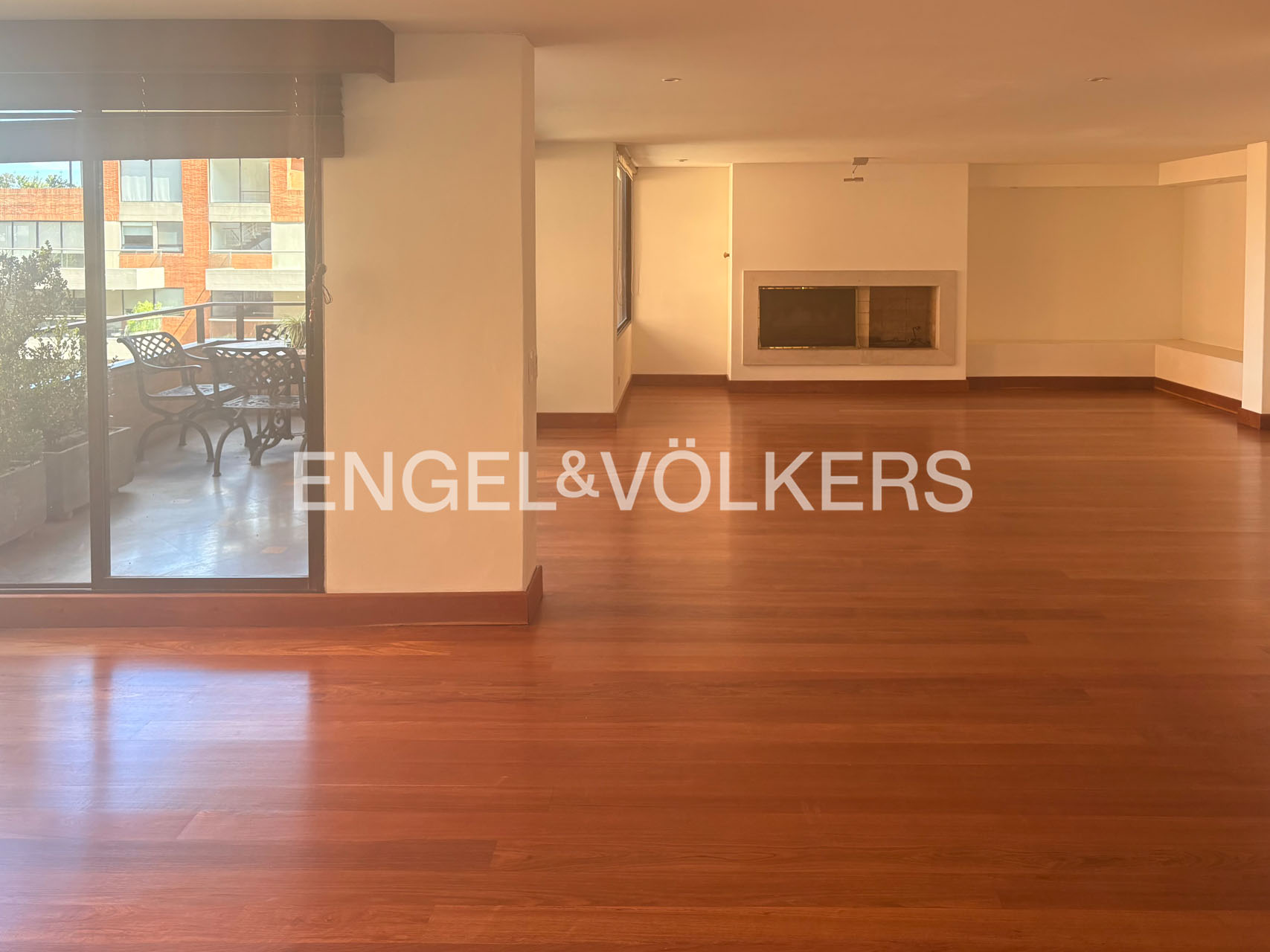Excelente apartamento en Rosales con terraza y balcón