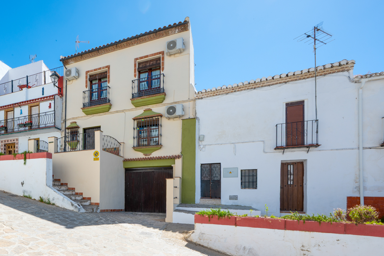 Traditional Andalusian House with Courtyard, Pool and Tourist Licence in Historic Ronda
