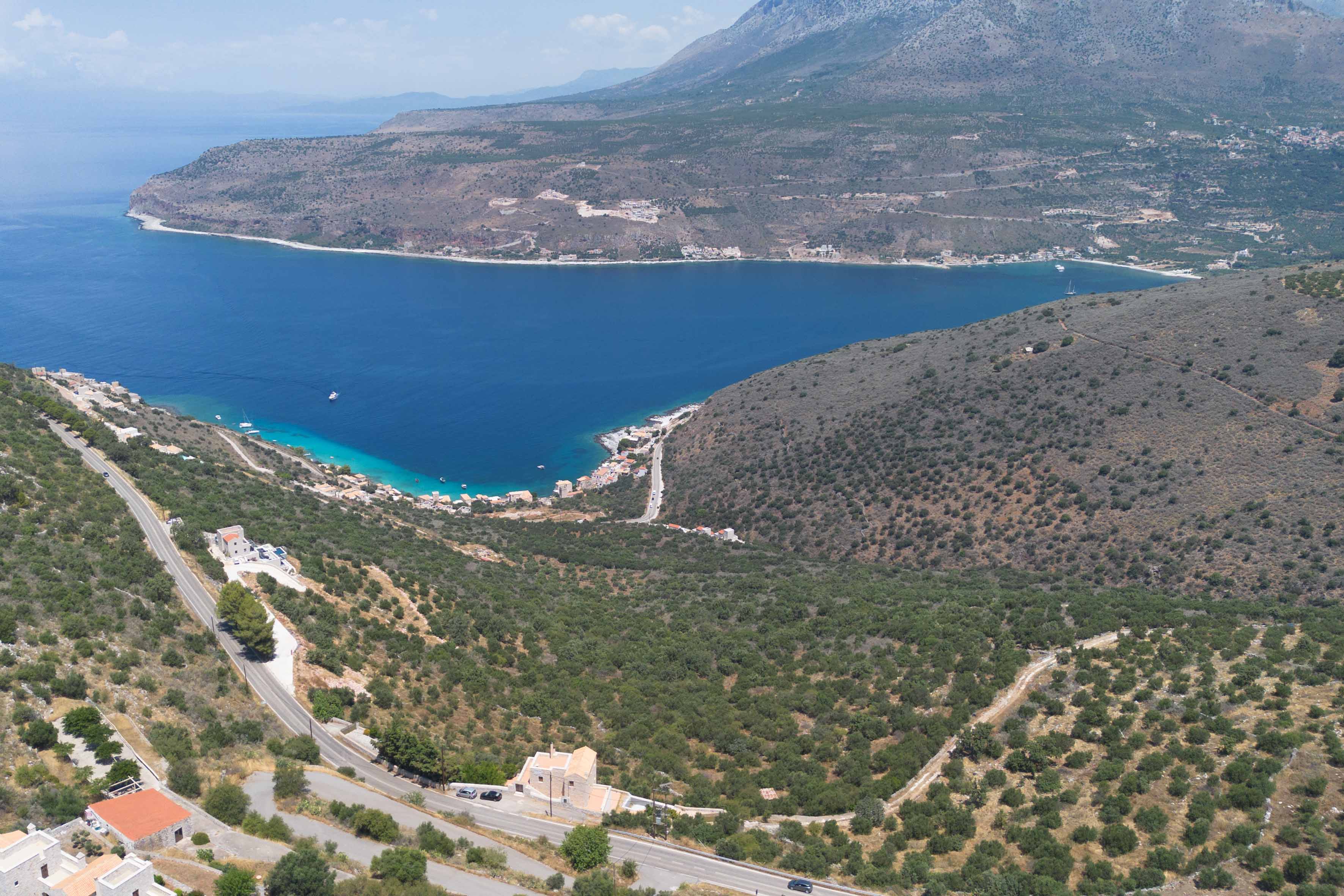Exklusives Grundstück mit 7.750 m² und Panoramablick auf Limeni und die Bucht von Oitylo