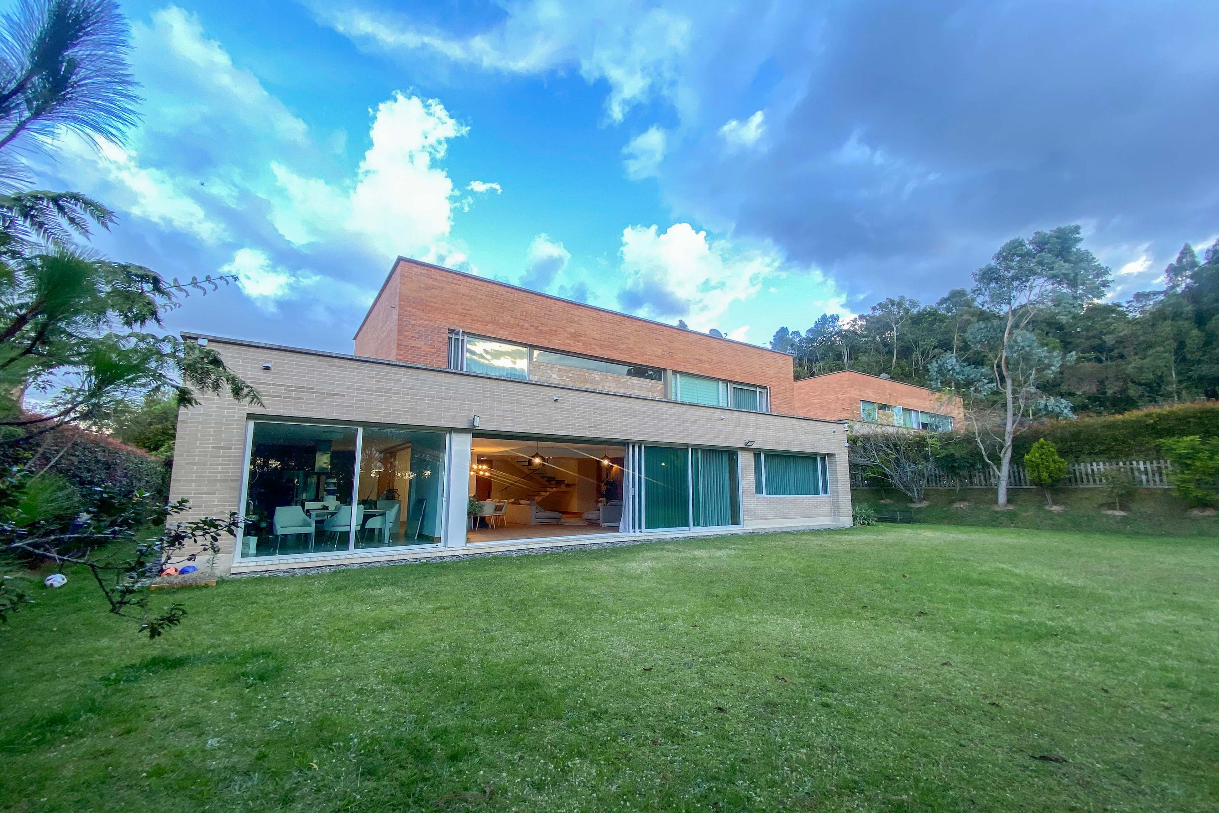 Moderna casa en venta en parcelación en el Alto de las Palmas
