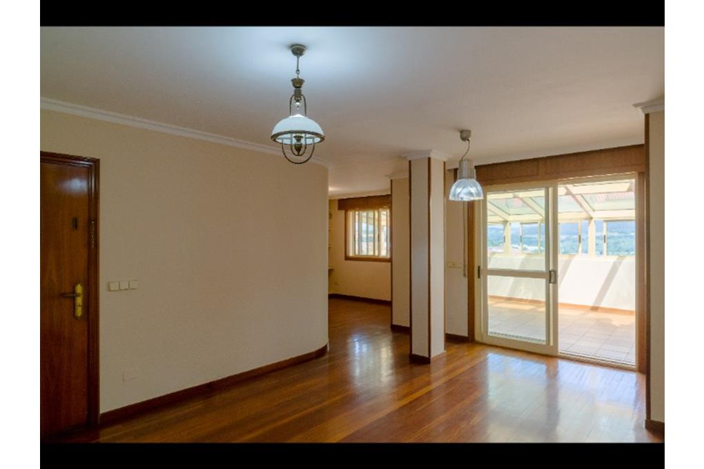 E&V sells a three-bedroom penthouse, with two terraces, ready to move into in the center.