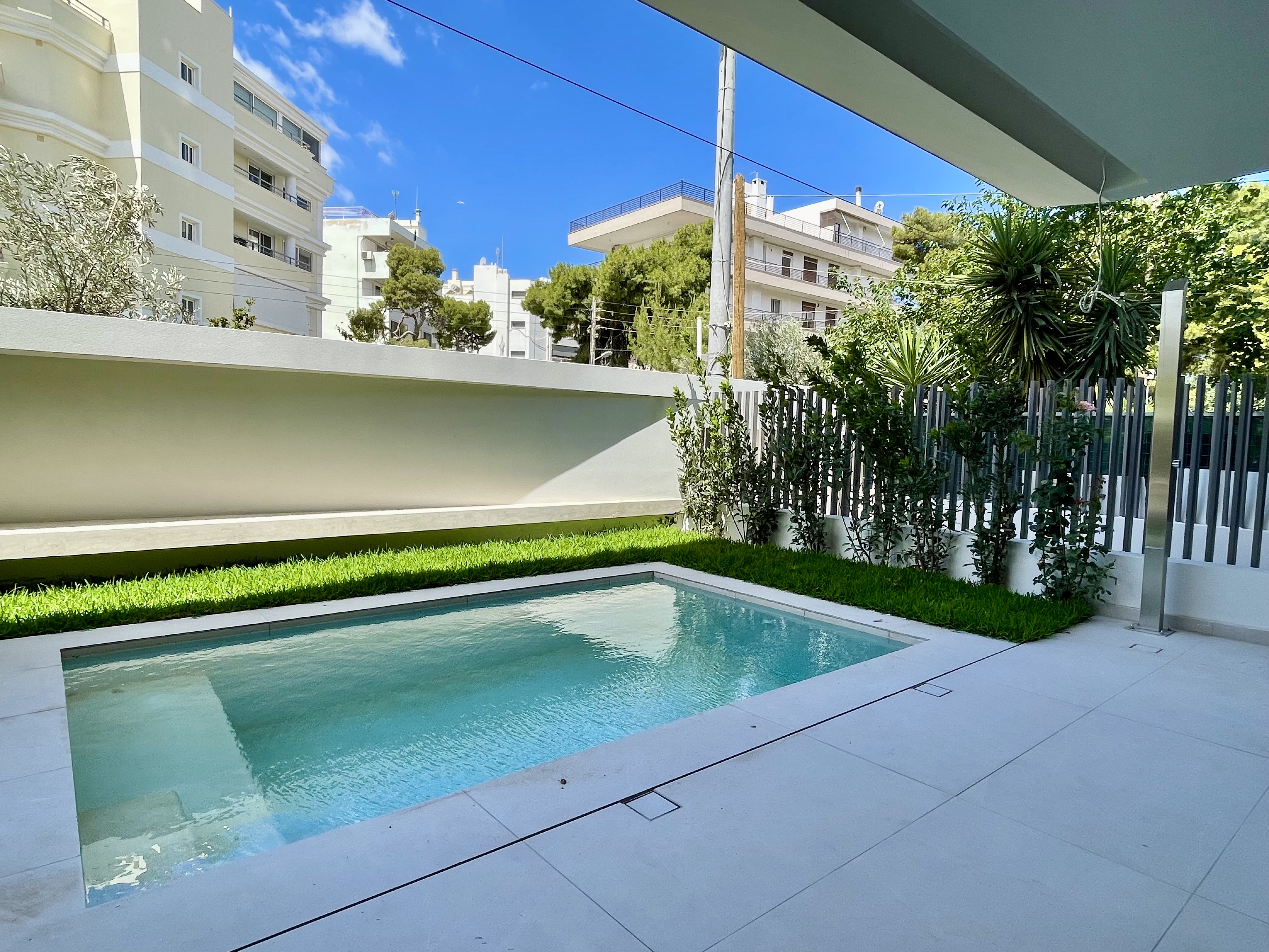 Sophisticated 3-level maisonette with private pool