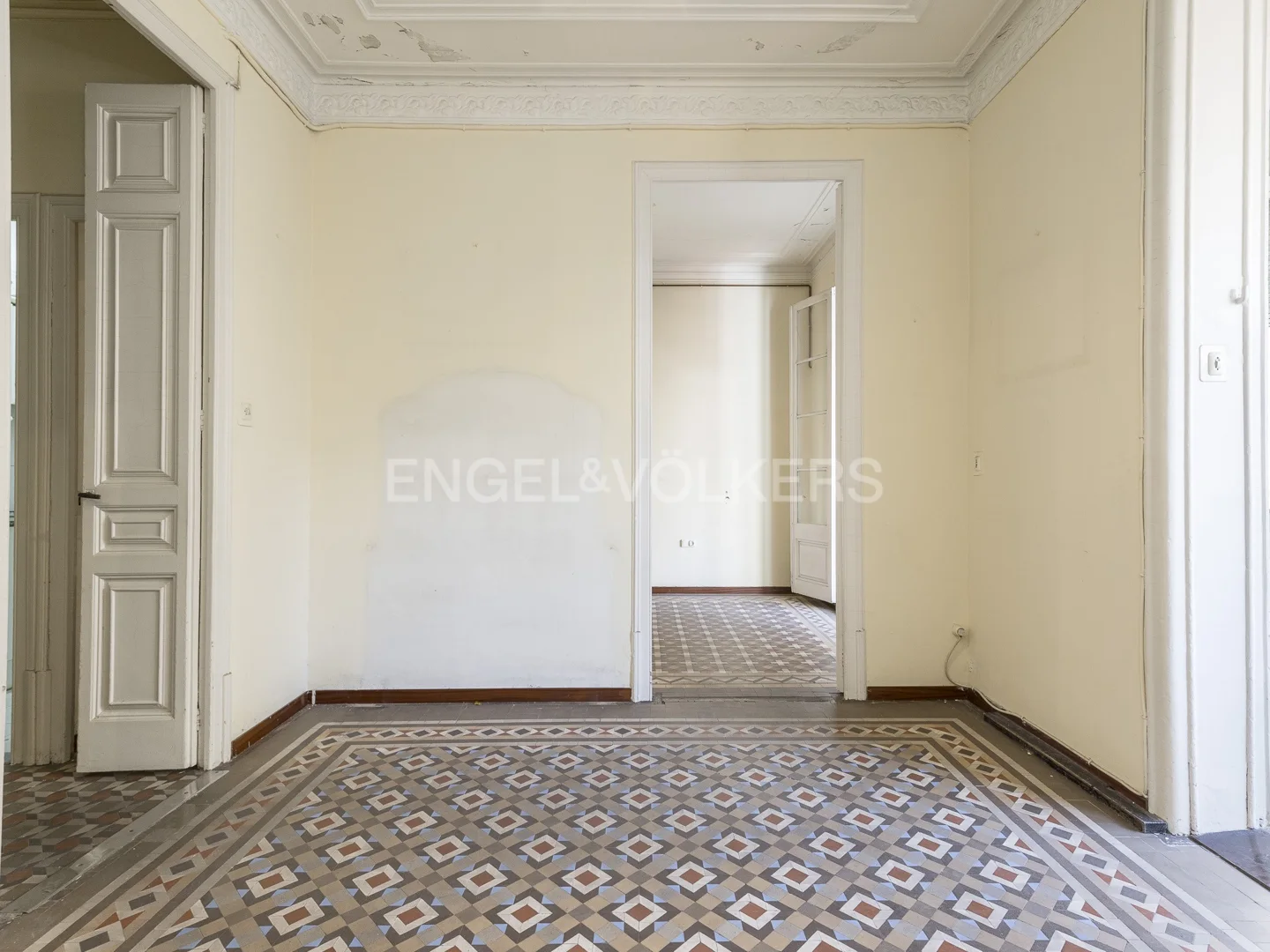 Amazing flat to renovate in Barcelona city center