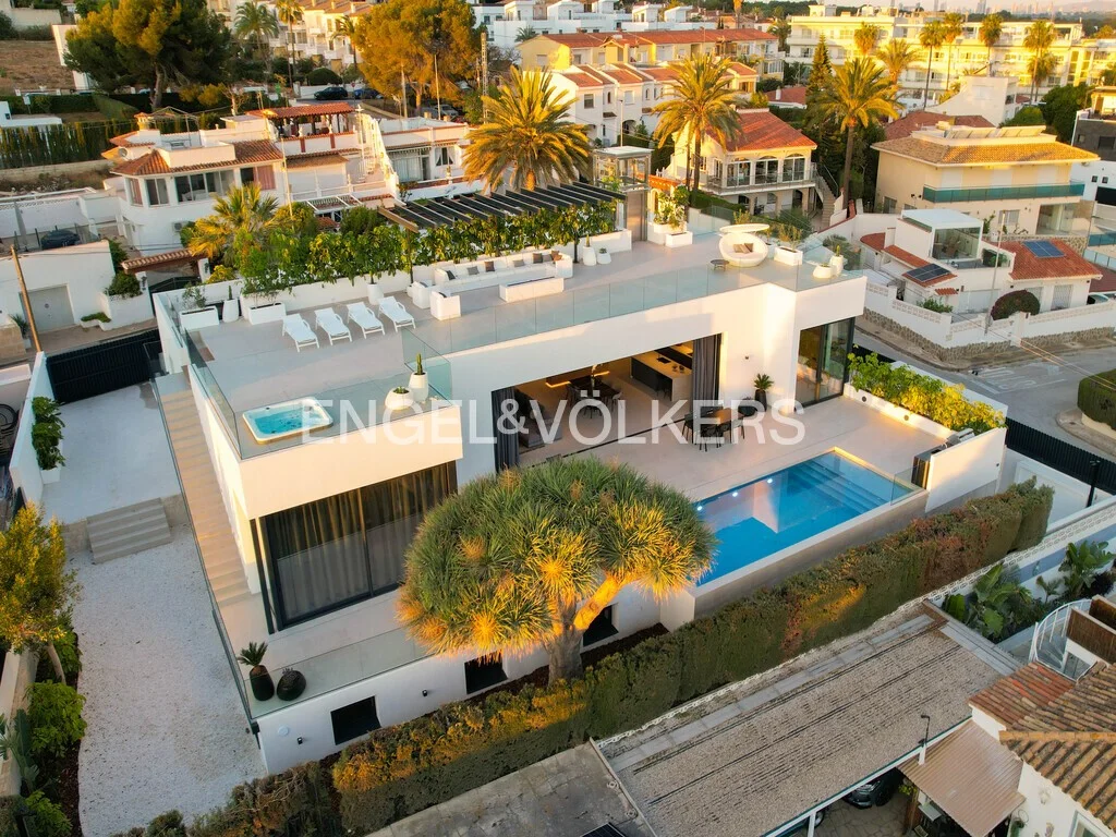 Newly built villa with sea views in El Albir