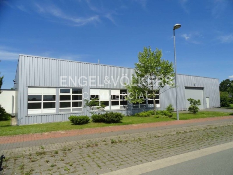Moderne Produktionshalle mit Büros