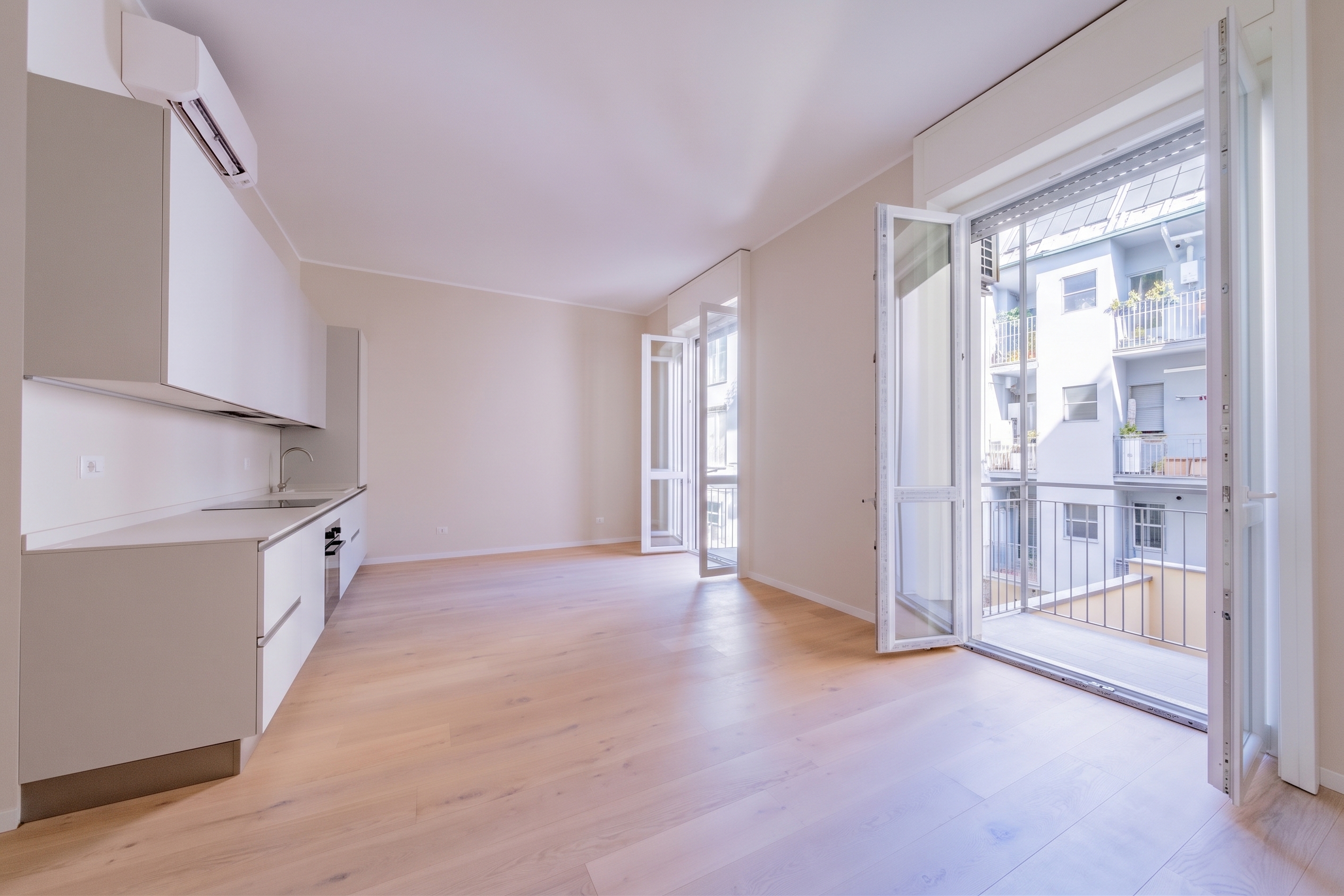 Spacious one-bedroom apartment with balcony and garage