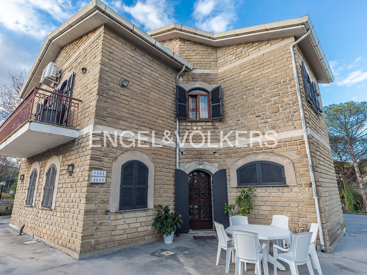 Panoramic villa with pool in Velletri