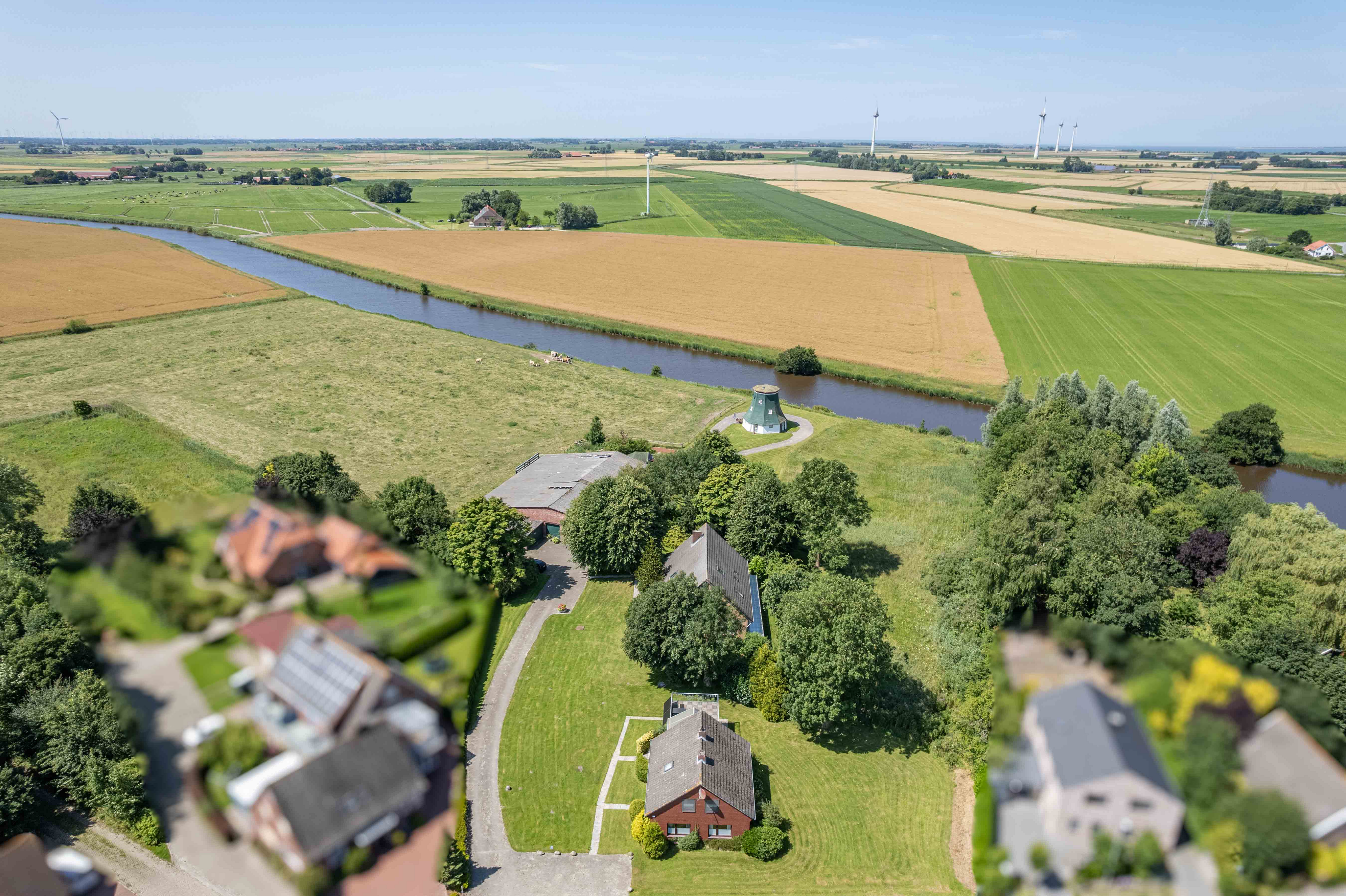 Exklusives Gebäudeensemble mit historischer Mühle, zwei Wohnhäusern und einzigartigem Wassergrundstück