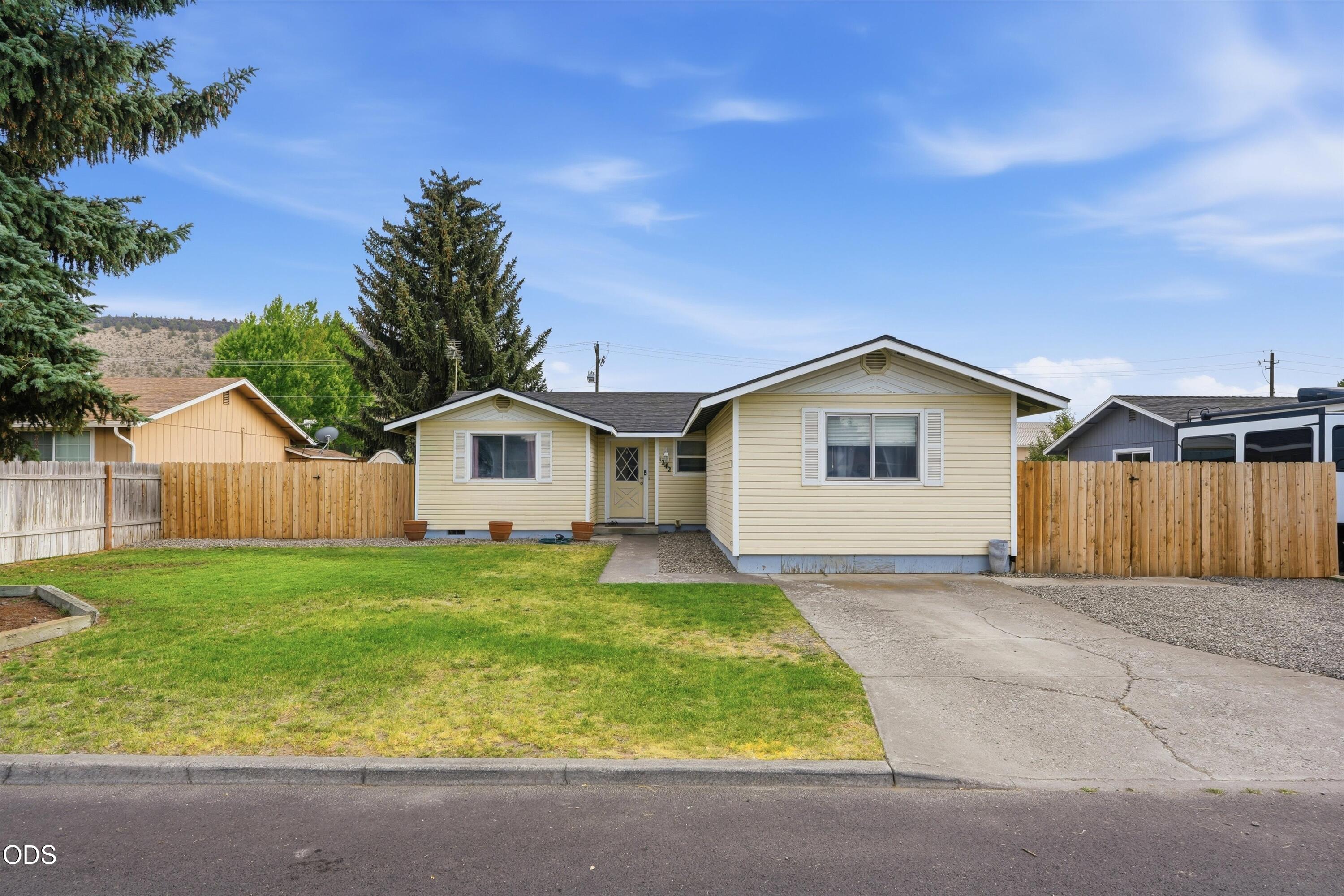 Exceptional Outdoor Space on Quiet Prineville Cul-De-Sac