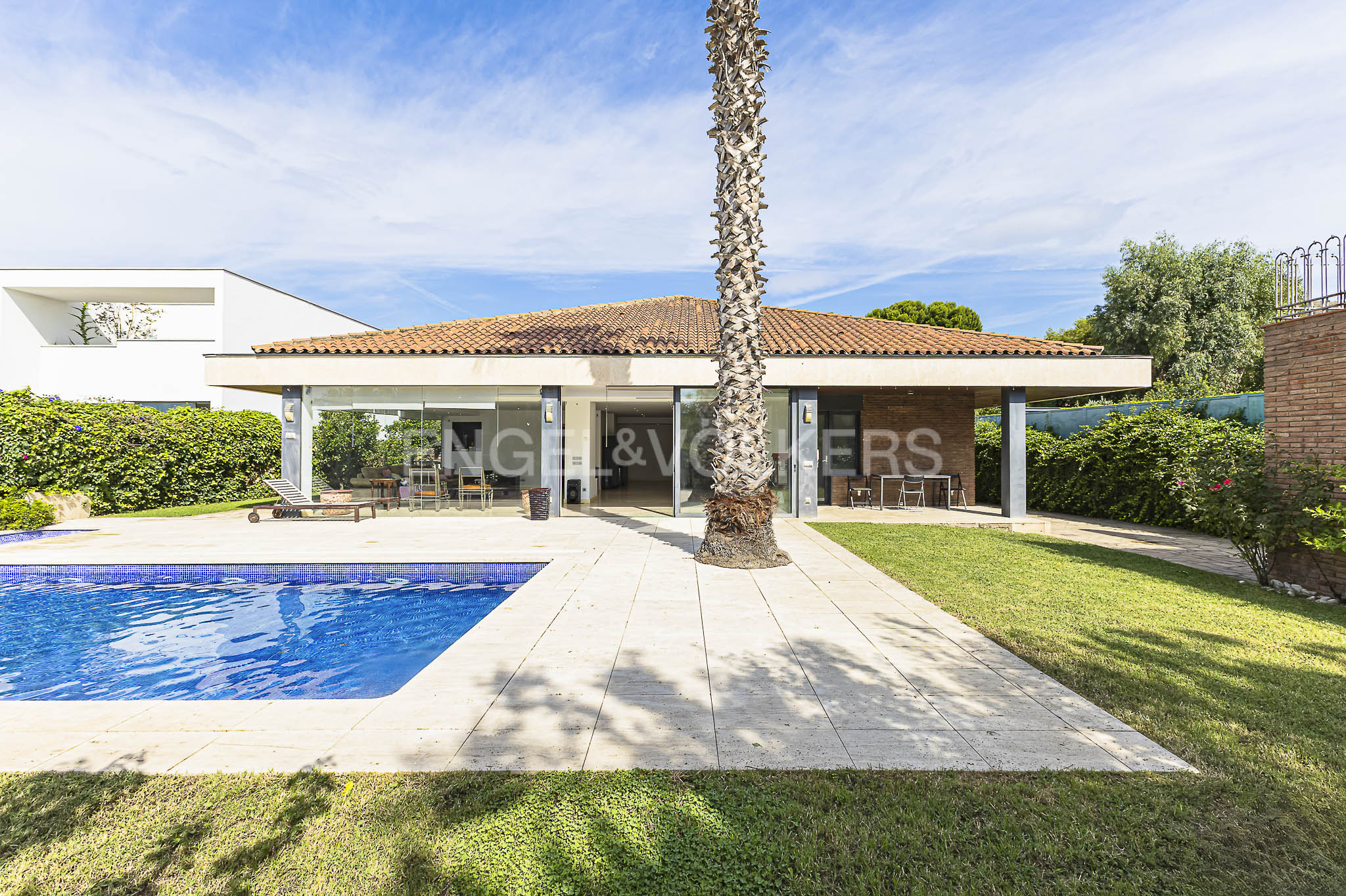Beautiful house with lots of light on a large plot