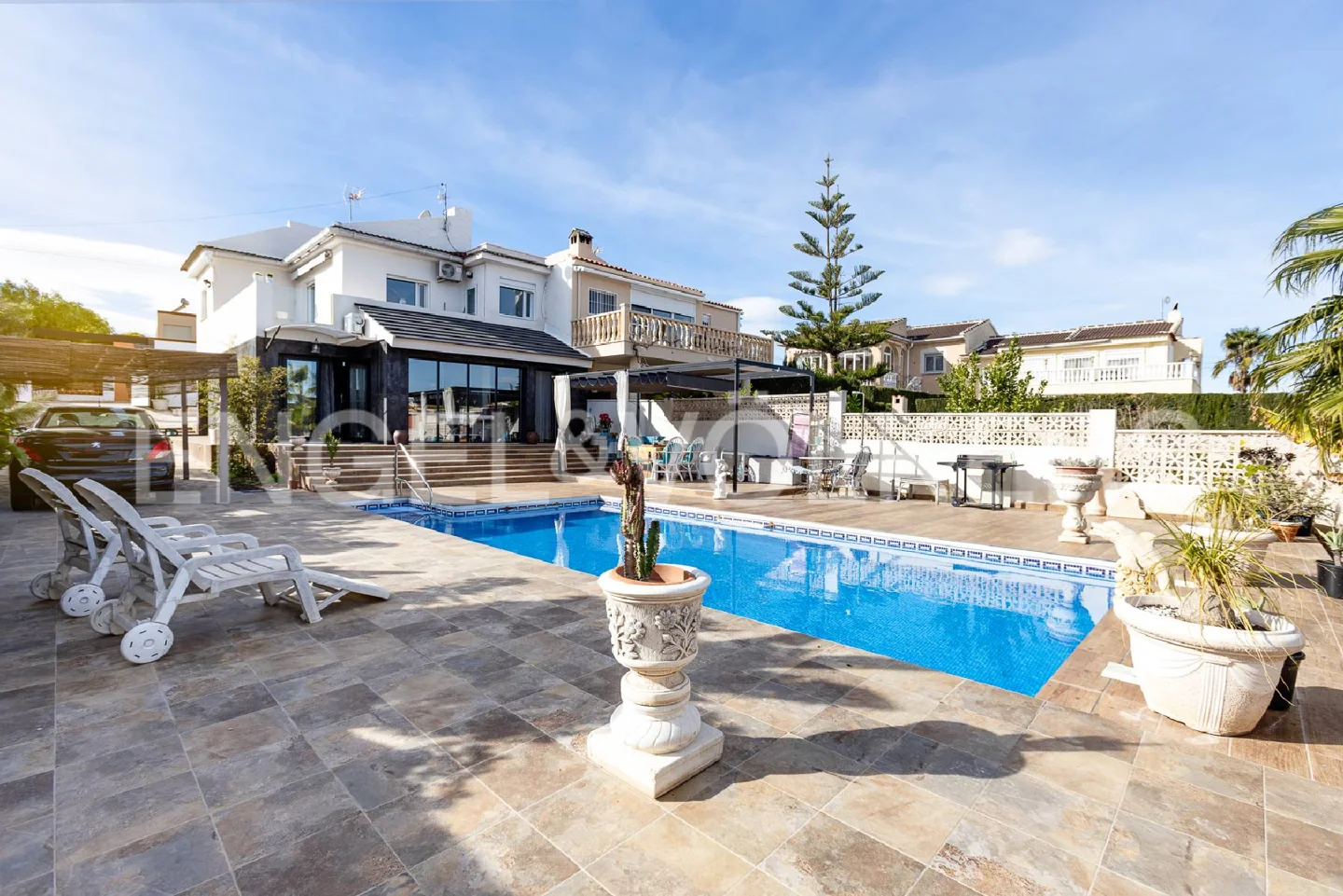 Large Duplex with Private Pool and Sea Views
