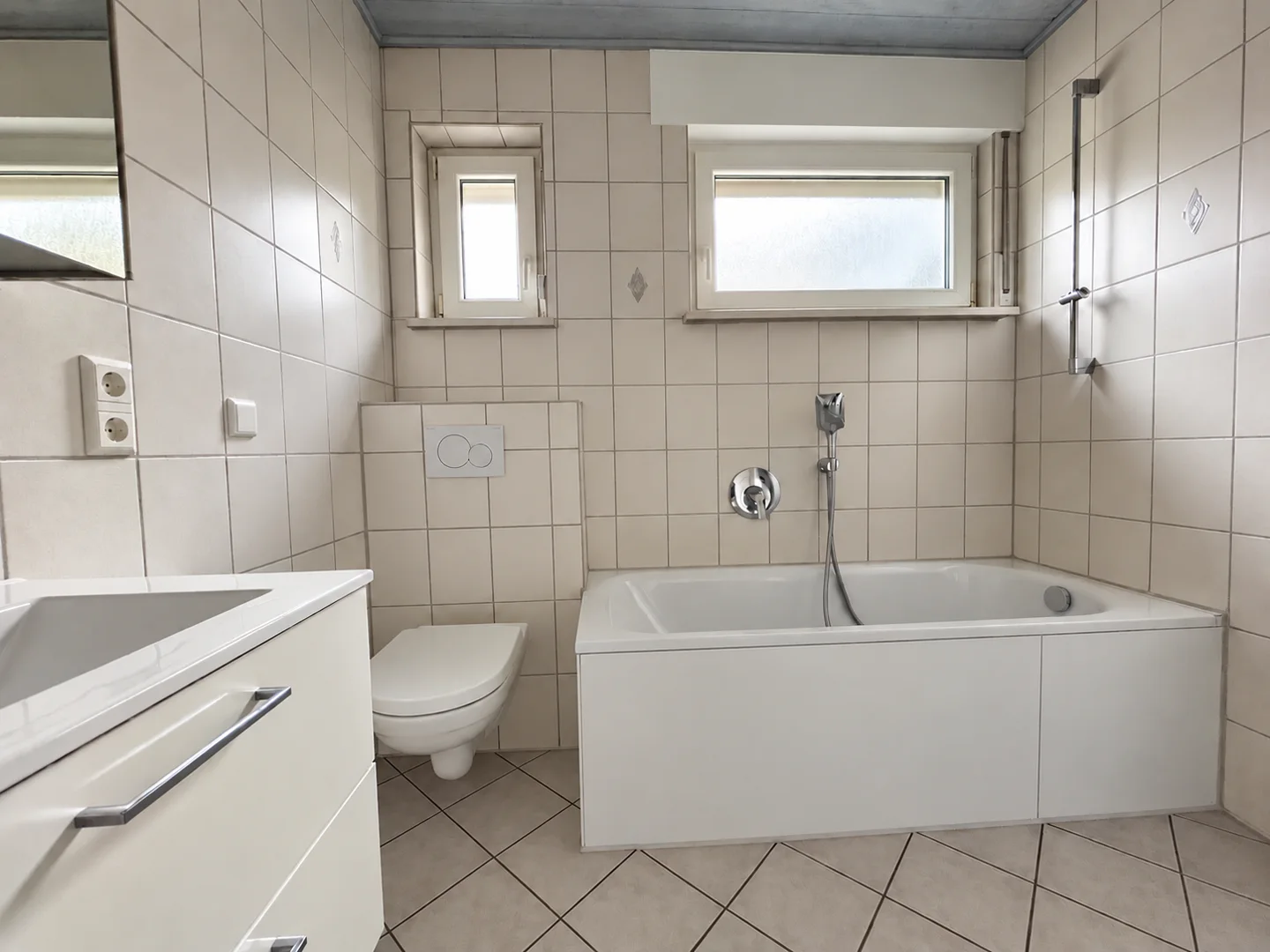 Großzügiges Einfamilienhaus mit Wintergarten, Garten und Garage zu vermieten - Photo 4