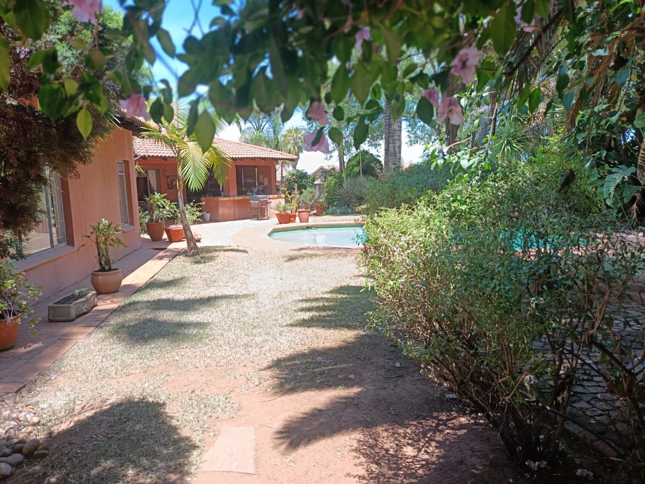 EXECUTIVE LIVING IN STUNNING STYLE !!!